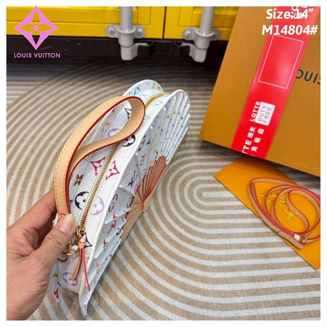 LV Fan Clutch Bag Monogram Flower กระเป๋าทรงคลัชรูปทรงคล้ายพัดพับได้ ดีไซน์น่ารักสดใส ใหม่ล่าสุด โดดเด่นไม่เหมือนใคร
