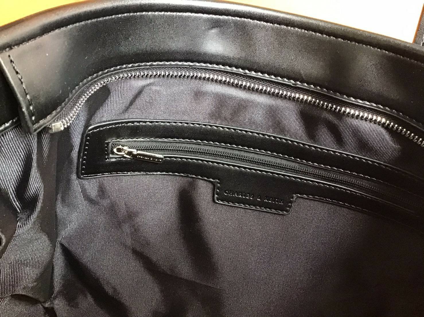 Charles & Keith Black Textured Tote Bag ฮอตฮิตตลอดกาลสำหรับรุ่นนี้ รุ่นยอดนิยม!! มากี่รอบกี่รอบก็ขายดี ใครไม่มีรุ่นนี้ติดตู้ไว้ถือว่าเชยมาก(!!) กระเป๋าสะพายทรง Shopping bag ใบใหญ่จุของได้ใจ น้ำหนักเบา โดดเด่นด้วย Textured วัสดุสานรอบใบ ตัดขอบหนัง สวยอยู่ท