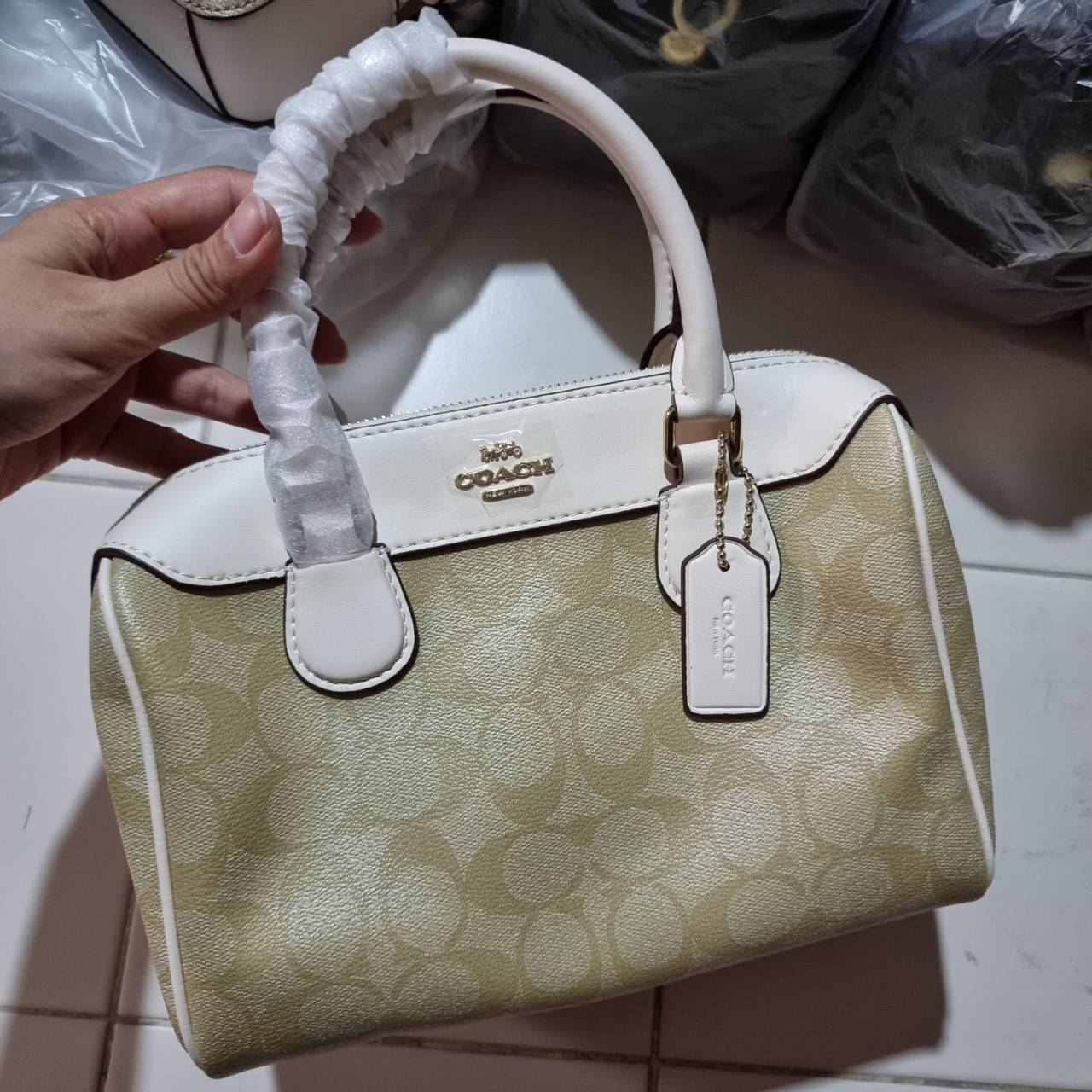 ของแท้ 💯% 】COACH F32203 MINI BENNETT SATCHEL IN SIGNATURE CANVAS กลับมาอีกครั้ง!! กับกระเป๋าทรงหมอนยอดฮิต 🥳 มีกี่สีก็ขายหมด วัสดุหนังแคนวาสเคลือบลาย ทรงสวยใช้งานได้ทุกโอกาส