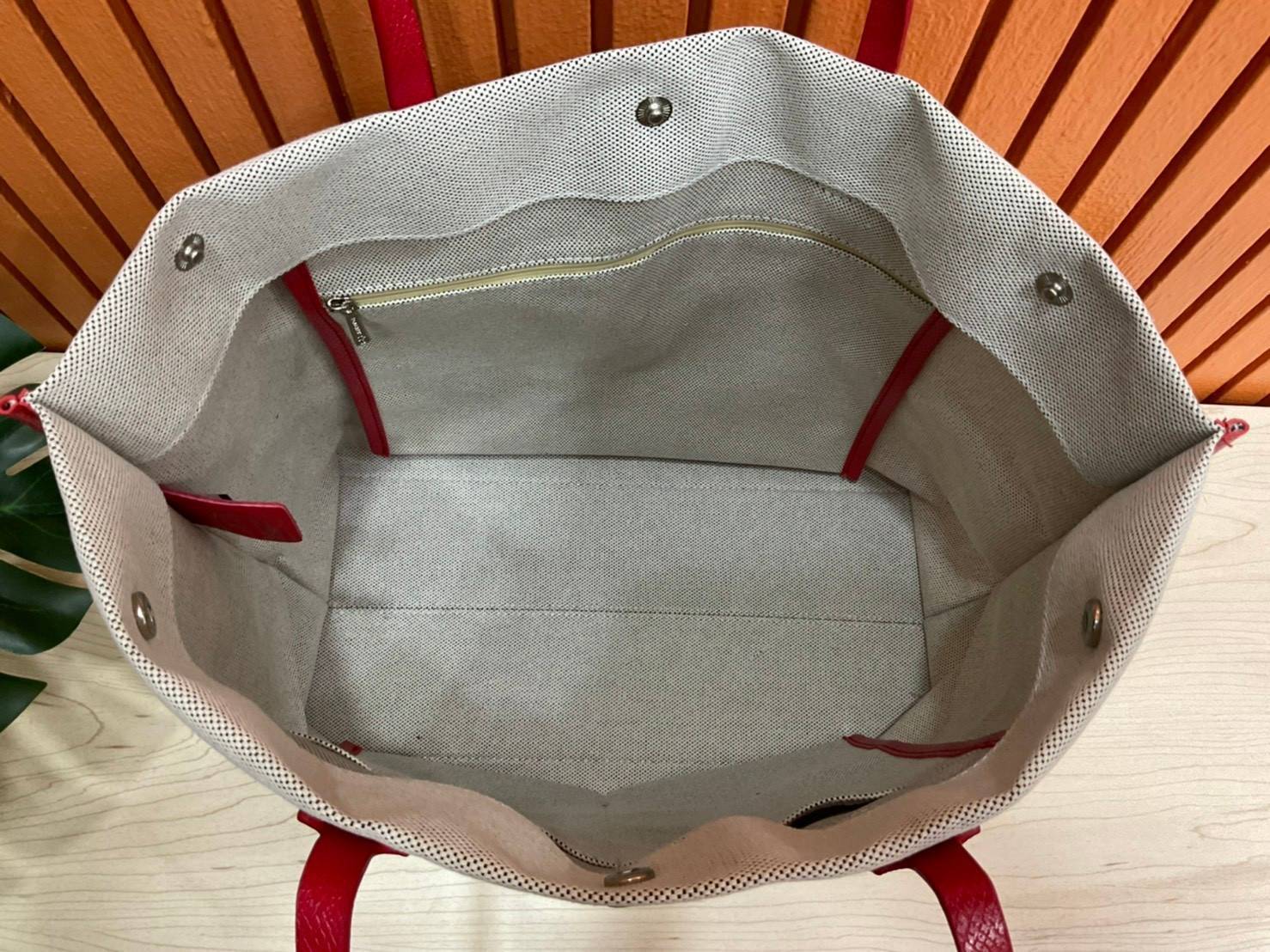 LONGCHAMP ESSENTIAL TOILE SHOULDER BAG L ECRU กระเป๋าสะพายข้าง รุ่นใหม่ล่าสุดทรงฮิต!! ฮิตกันมากๆในเหล่าบรรดาเซเลป วัสดุ Cotton Canvas & Grained cowhide ด้วยดีไซน์ทรงสวยคลาสสิค ขนาดกำลังดีเนื้อหนา ตั้งอยู่ทรง น้ำหนักเบา