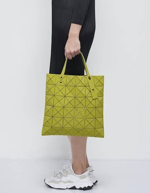 BAO BAO ISSEY MIYAKE LUCENT ONE-TONE กระเป๋าสะพายไหล่ ทรงโท้ท ใบใหญ่สวยมาก ปรับได้หลายทรงตามเอกลักษณ์เฉพาะของแบรนด์นี้ วัสดุ 100% POLYESTER PARTLY: SYMYHETIC LEATHER ด้านในใส่ของได้เยอะมาก ใส่ไอแพด สมุดโน้ตได้สบายเลย วัยทำงานหรือวัยนักศึกษา อย่างน้อยต้องม