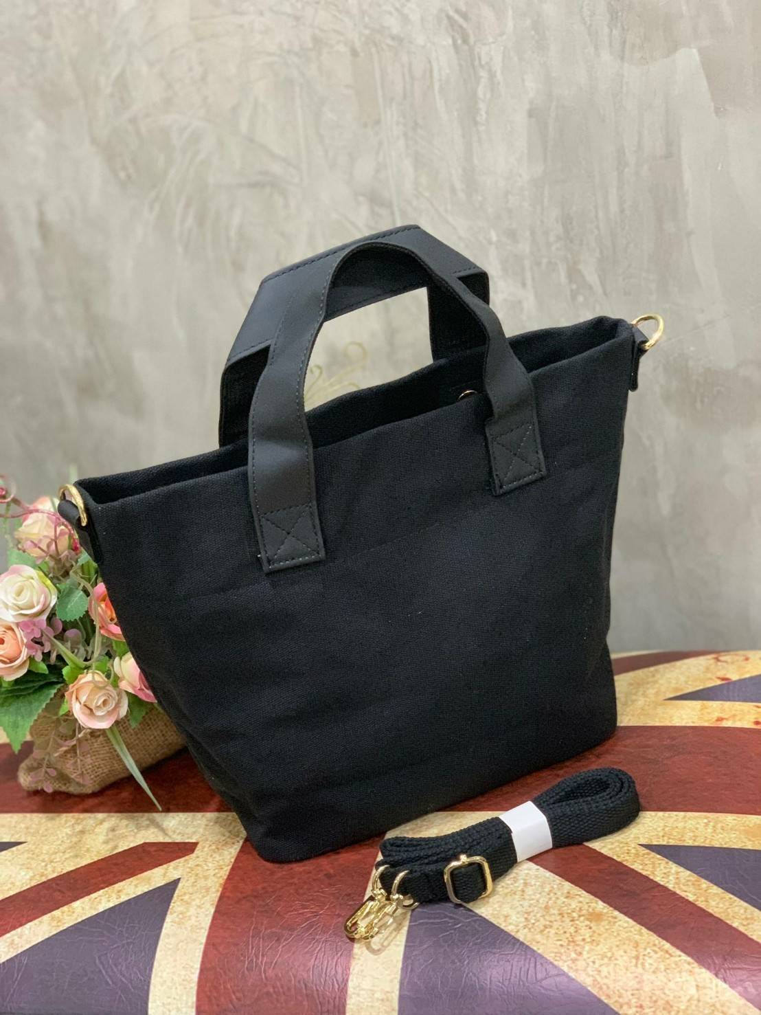 ANELLO MICKEY LIMITED EDITION MEDIUM DT-G004 เอาใจวัยรุ่นกับอีกหนึ่งคอลเลคชั่นน่าสะสมจากมิกกี้ เมาส์และมินนี่ เมาส์ ที่วาดลวดลายของตัวการ์ตูนยอดฮิตลงบนกระเป๋าให้เป็นซิกเนเจอร์กับรูปแบบทรง medium tote ขนาดกลางกำลังดี อีกทั้งยังเลือกใช้วัสดุอย่างผ้า Canvas 