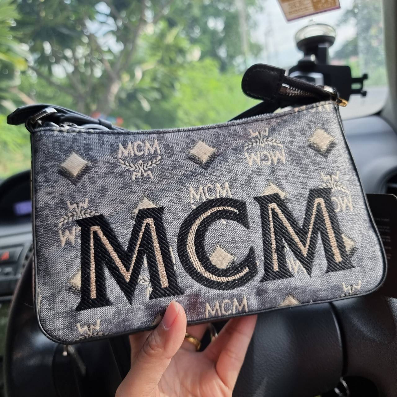 M.C.M MINI SHOULDER BAG IN VINTAGE JACQUARD MONOGRAM คอลเลคชั่นใหม่ล่าสุด โดดเด่นด้วยลายโมโนแกรม ถักทอบนผ้า woven jacquard กระเป๋าสะพายทรงพอชที่ไม่ธรรมดา มาพร้อมสายสะพายในตัว สามารถปรับใช้ได้ 2 แบบ สายยาวสะพายข้าง หรือจะนำสายเส้นกลางออกและปรับใช้สะพายไหล่