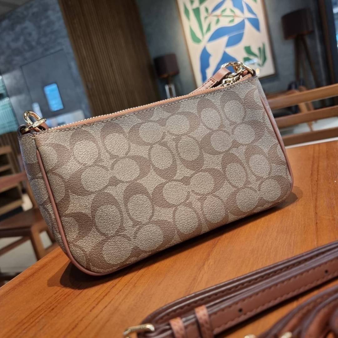 COACH F58321 TOP HANDLE POUCH อีกรุ่นฆ่าไม่ตาย!! 😎 ขายดีขายหมด ขายรวยขายปังๆ!! กระเป๋าพอชจากโค้ช ทรงใช้งานง่าย สะดวก กะทัดรัด วัสดุหนังแคนวาสเคลือบคุณภาพดี มาพร้อมสายคล้องในตัว และสายสะพาย crossbody ปรับเปลี่ยนได้ตามสไตล์ อีกหนึ่งไอเท็มที่สาวๆต้อง