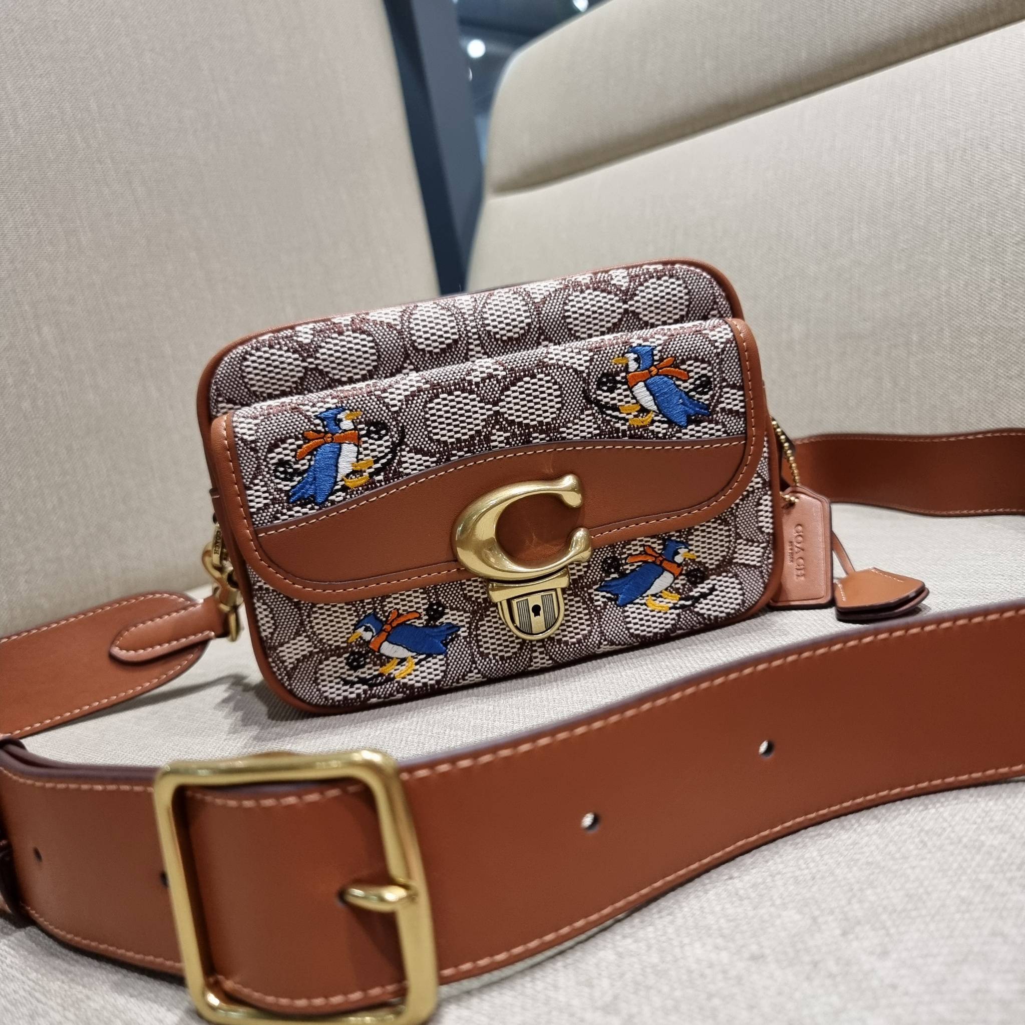 COACH C7764 STUDIO CAMERA BAG 19 IN SIGNATURE TEXTILE JACQUARD WITH CREATURES น้องเล็กใหม่สุดอีกหนึ่ง!! ขนาดเล็กกะทัดรัด มาแบบเลิศๆหรูๆมากแม่ พร้อมเทกเจอร์สุดคิ้วท์!! กระเป๋าสะพายข้างลุคไฮน์ ที่ดีไซน์ออกมาได้ปัง และดูแพงมากๆ ด้วยดีเทลคลาสสิคผสานความเป็นเอ