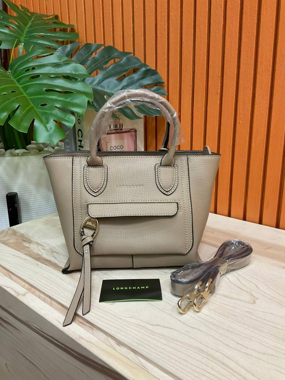 ของแท้ 💯% LONGCHAMP MINI MAILBOX TOP HANDLE BAG กระเป๋าถือ/Crossbody รุ่นหายาก!! รุ่นใหม่ล่าสุด ดีไซน์ด้วยเส้นด้ายที่ดูโฉบเฉี่ยว และ รูปทรงสี่เหลี่ยมคางหมู ทรงสวยโดดเด่น