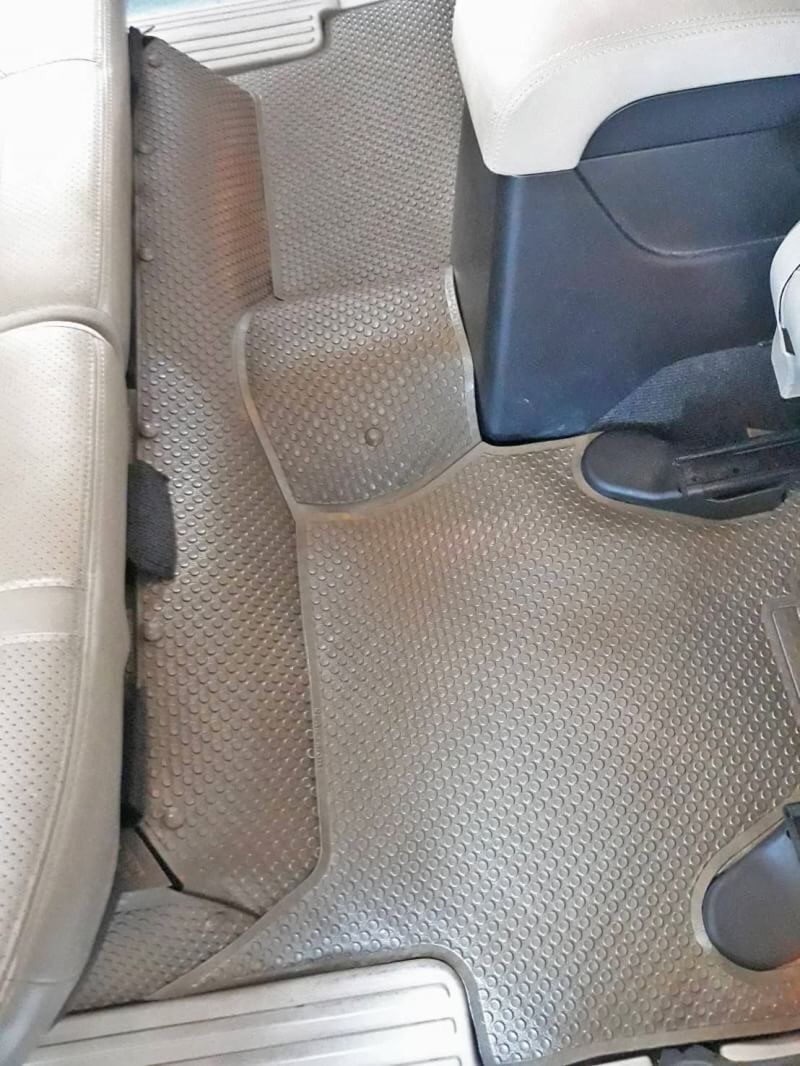 พรมกระดุมเม็ดเล็ก PAJERO SPORT 2008-14 รุ่นรีดขอบ สีครีม