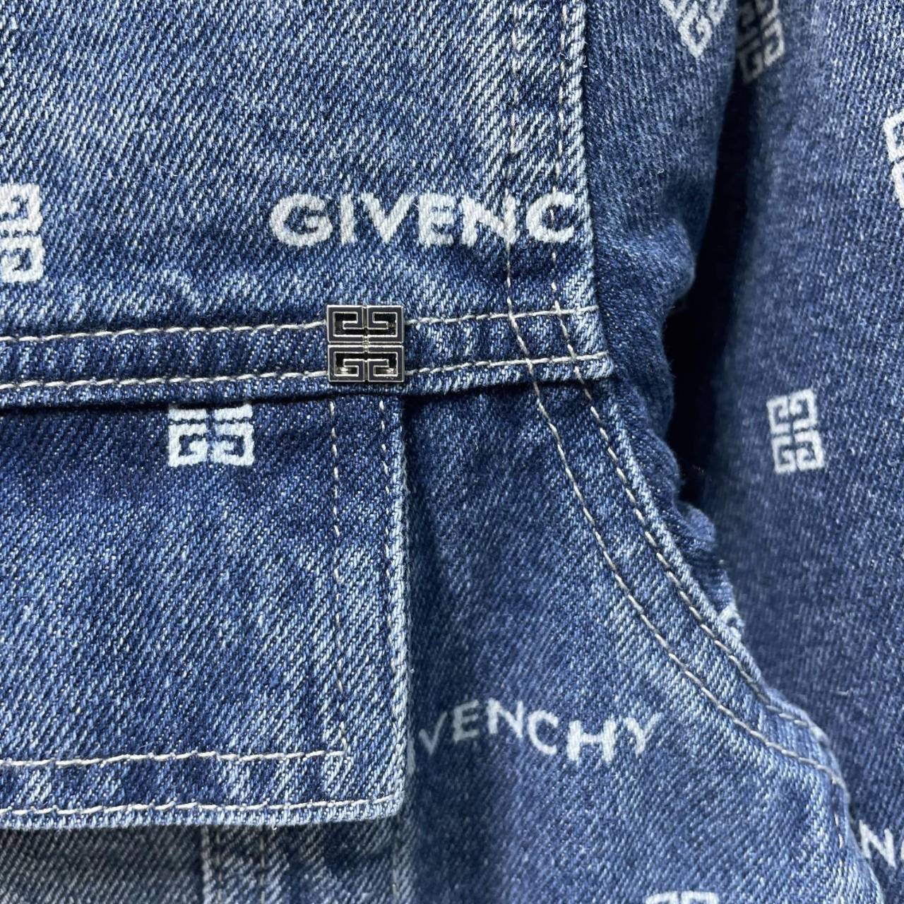 GIVENCHY Jacket / GIVENCHY Logo-print denim jacket เกรดออริจินอล มีป้ายแท็กที่คอเสื้อ ใส่ได้ทั้งผู้หญิงผู้ชาย พร้อมส่งที่ไทย ภาพสินค้าถ่ายจากงานขายจริง ใช้งานต่างประเทศได้