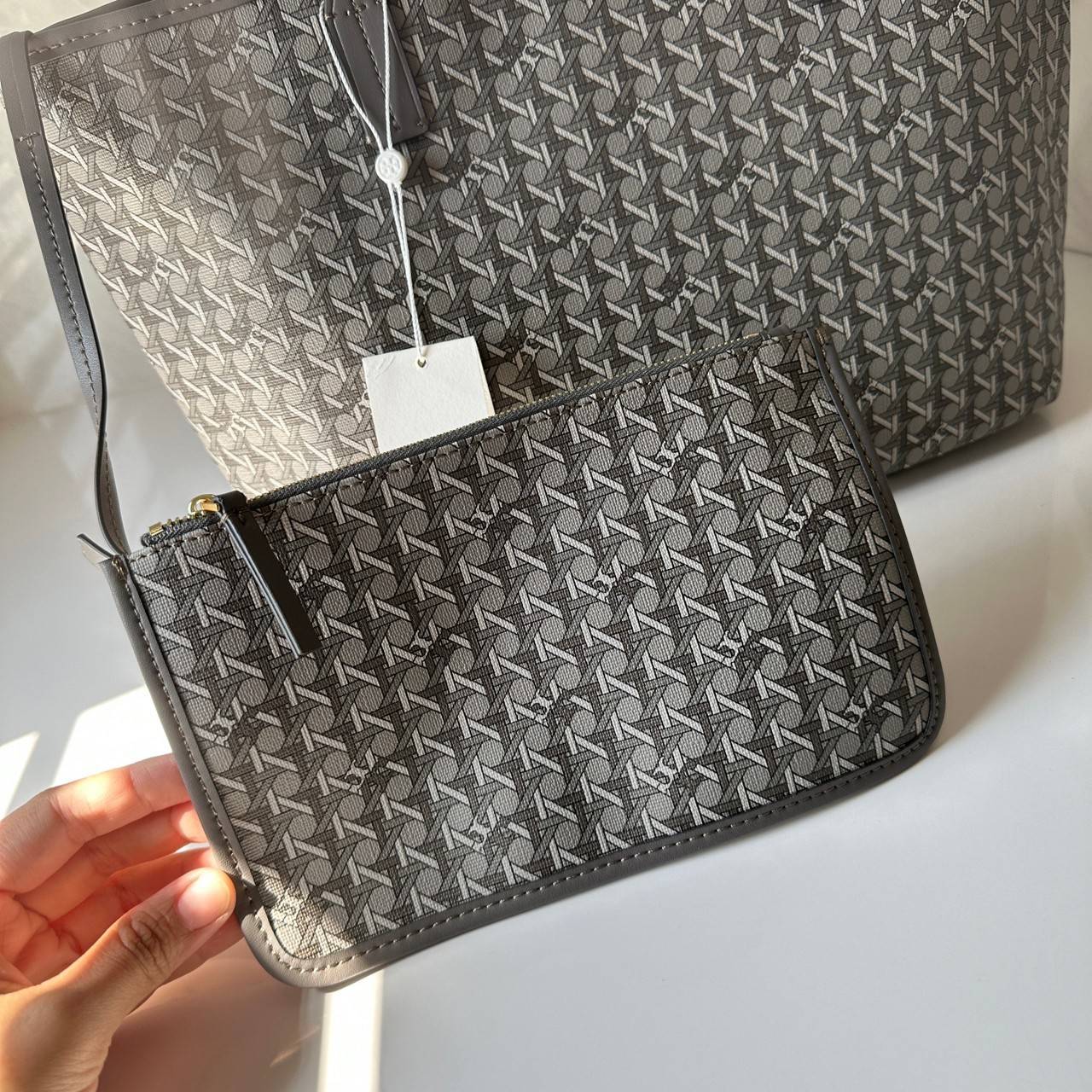 Tory Burch Ever Ready Zip Tote Small Coated Canvas / Tory Burch Geo Logo Tote กระเป๋าโท้ท พิมพ์ลายด้วยลวดลายสานตะกร้าอันเป็นเอกลักษณ์ของแบรนด์ ซึ่งได้แรงบันดาลใจจากความหลงใหลในงานจักสานของผู้ก่อตั้ง