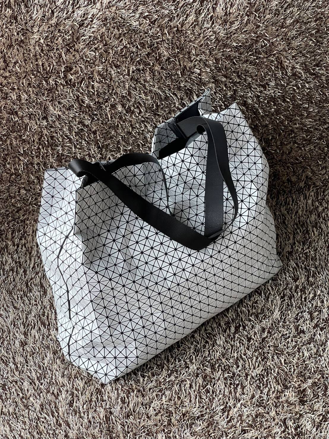 ORI 🥂 Baobao Issey Miyake Cart geometric tote bag / Miyake Cart Tote Bag รูปทรงที่สร้างขึ้นโดยบังเอิญ' เสื้อผ้าที่มีโครงสร้างและได้รับการออกแบบทางวิศวกรรมอันเป็นเอกลักษณ์ของแบรนด์ ส่งต่อไปยังเครื่องประดับที่น่าประทับใจและไร้กาลเวลาเหล่านี้ กร