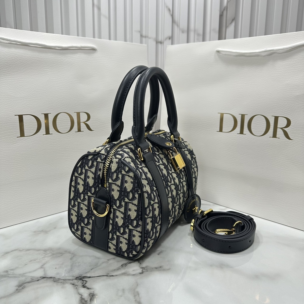 DIOR Groove 20 Bag / Dior Keepall Macrocannage Leather / Oblique Jacquard กระเป๋าสะพายทรงบอสตัน Keepall ทันสมัยและสง่างาม ใช้งานได้ทั้งแบบสะพายไหล่หรือสะพายแบบครอสบอดี้ เหมาะเป็นไอเทมคู่ใจในชีวิตประจำวัน เกรดออริ 1:1