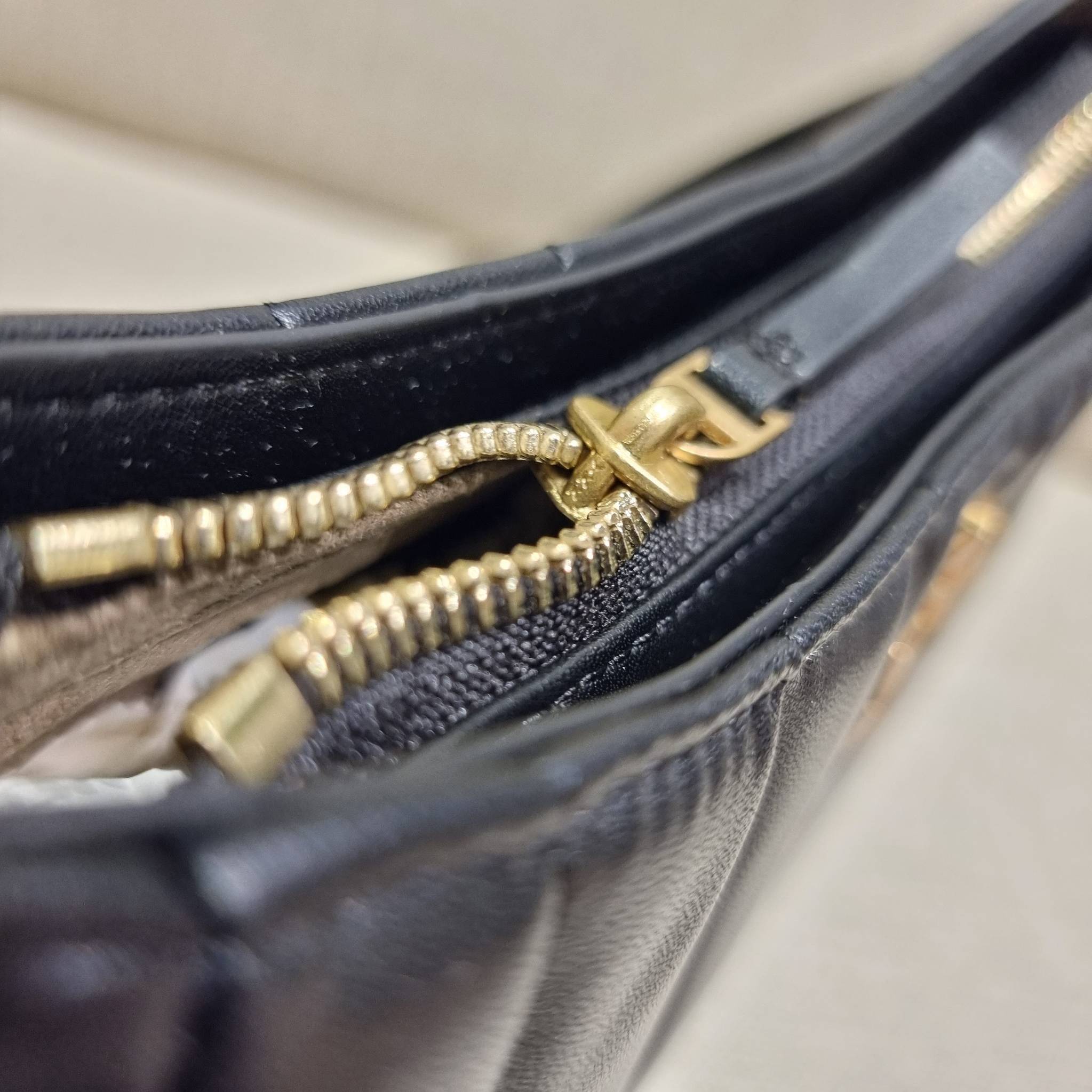 TORY BURCH KIRA MINI BAG กระเป๋าสะพายทรงพอช ง่ายต่อชีวิต!! ดีไซน์บุนวม เส้นคมสวยหรู วัสดุหนังแกะ สัมผัสดีงาม นิ่มมือ เปิด-ปิดด้วยซิป ภายในเป็นช่องโล่ง มีช่องใส่บัตร ใส่ของสำคัญได้ครบถ้วน มาพร้อมสายคล้องไหล่ในตัว และสายสะพายครอส ปรับได้ตามสะดวก ใบจริงสวยคม