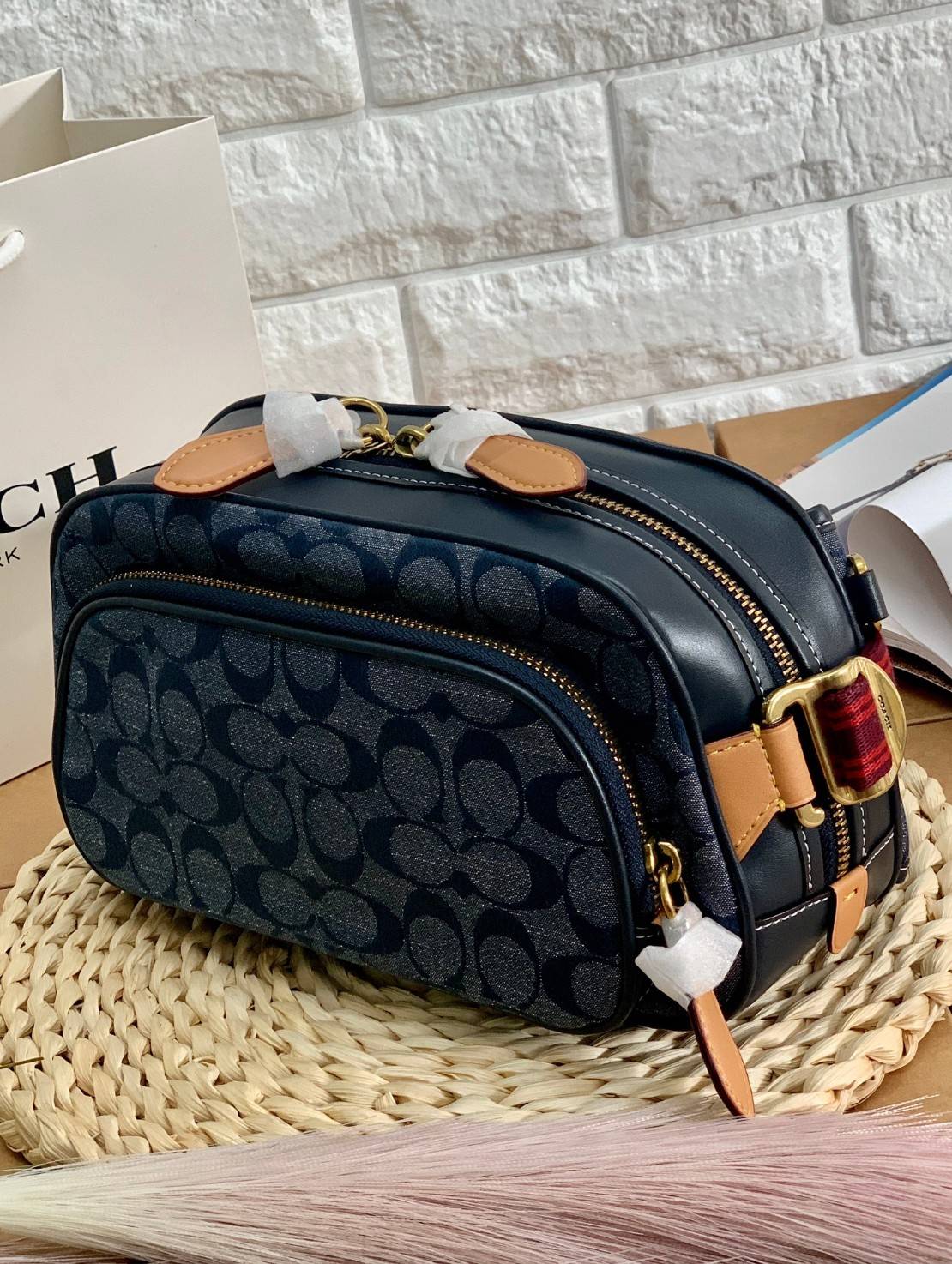 COACH BELT BAG IN SIGNATURE CHAMBRAY (3685) ❤️ใช้ได้ทั้งชาย//หญิงค่ะ กระเป๋าคาดอก วัสดุผ้าแคนวาส+หนังแท้ค่ะ ด้านหน้ามีช่องซิปขนาดกลาง ใส่มือถือได้ค่ะ ช่องซิปหลักเปิดปิดแบบซิปคู่ ภายในกว้าง ใส่ของจำเป็นได้ครบเลยนะคะ มีช่องซิปสำหรับใส่ของจุกจิกให้อีก