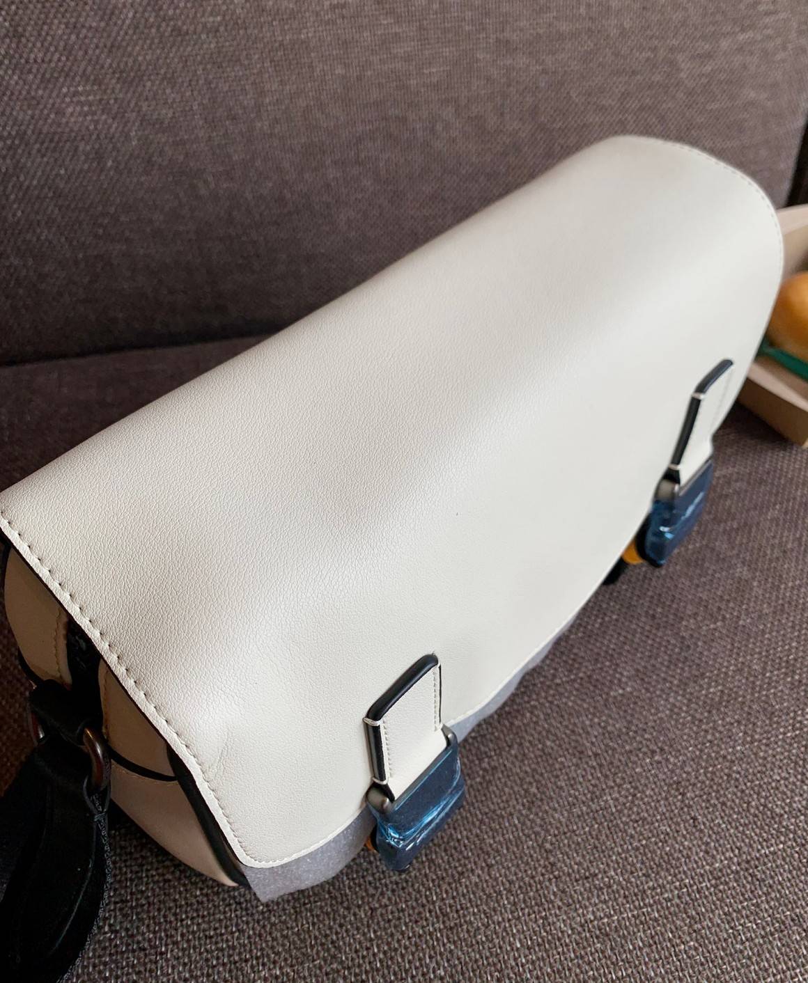 ไม่มีถือว่าพลาดมากๆ สำหรับรุ่นนี้ ใหม่เอี๋ยมเลยค่าา😘 COACH TRACK CROSSBODY IN COLORBLOCK ((4141//4021)) พร้อมส่งที่ไทย ใหม่ล่าสุดค่ะ! กระเป๋าสะพายครอสบอดี้ร์หรือสะพายข้าง หนังแท้ชั้นดีที่สุด หนังนิ่มสวยมากๆค่ะ ด้านหน้าเย็บป้ายหนังโลโก้แบรนด์ เปิดป