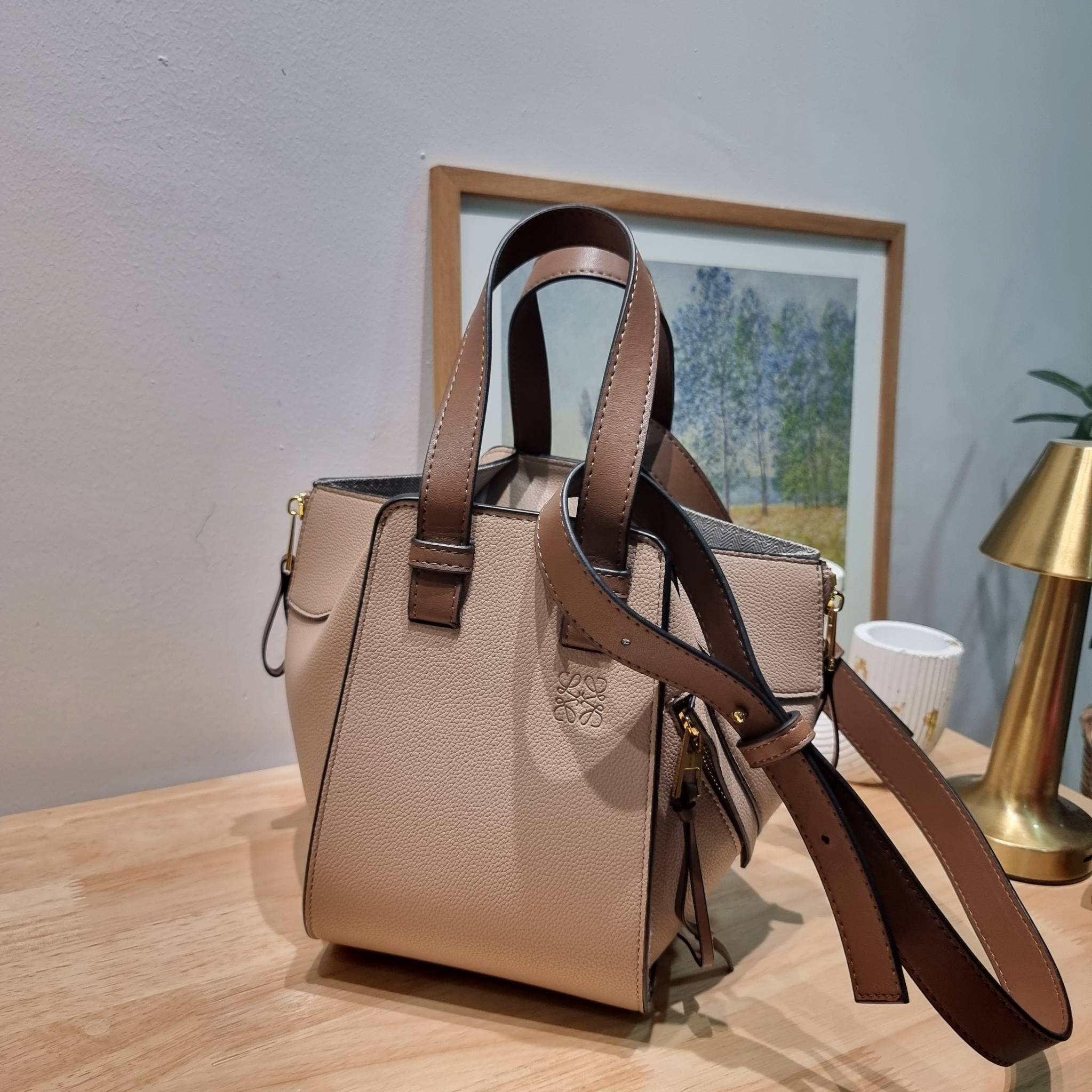 LOEWE SMALL HAMMOCK IN SAND GRAINED LEATHER คอลสุดฮิต ไอเท็มยอดนิยม ที่ใครๆก็ใช้กัน!! กระเป๋าสะพายดีไซน์สุดแซ่บ ที่สามารถปรับเปลี่ยนรูปทรงได้หลากหลาย