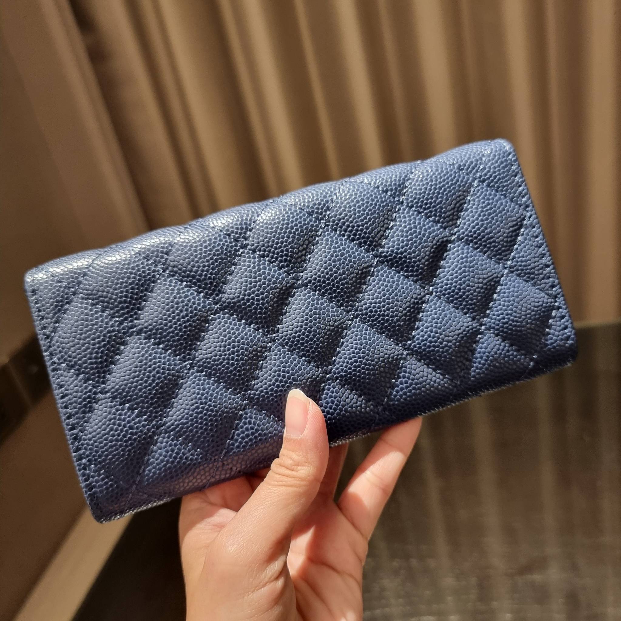 VIP 】กระเป๋าสตางค์ใบยาวรุ่นฝาพับที่ถามหากันมากที่สุด!! สวยรับทรัพย์จาก Chanel วัสดุหนังลายคาร์เวีย ลุคผู้ดีที่สุด เปิด-ปิดด้วยกระดุมแม่เหล็ก ภายในกระเป๋ามีช่องใส่บัตรได้เยอะ ใส่ธนบัตร ใส่เหรียญได้ มีช่องซิปแยกอีกหนึ่งช่อง ดีไซน์เรียบหรูดูคลาสสิค!! สาวๆห้า