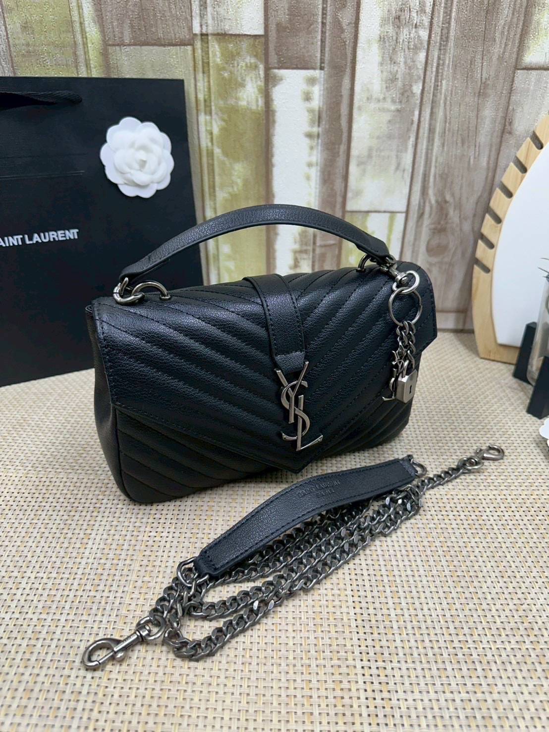 ORI หนังแท้ | YSL COLLEGE MEDIUM IN QUILTED LEATHER 25cm กระเป๋าสะพายทรงสวยสุดหรู ดูติดแกลมสุดๆ โดดเด่นด้วยโลโก้ด้านหน้า เพิ่มดีเทลความผู้ดี ไม่เคยผิดหวังจริงๆ!!