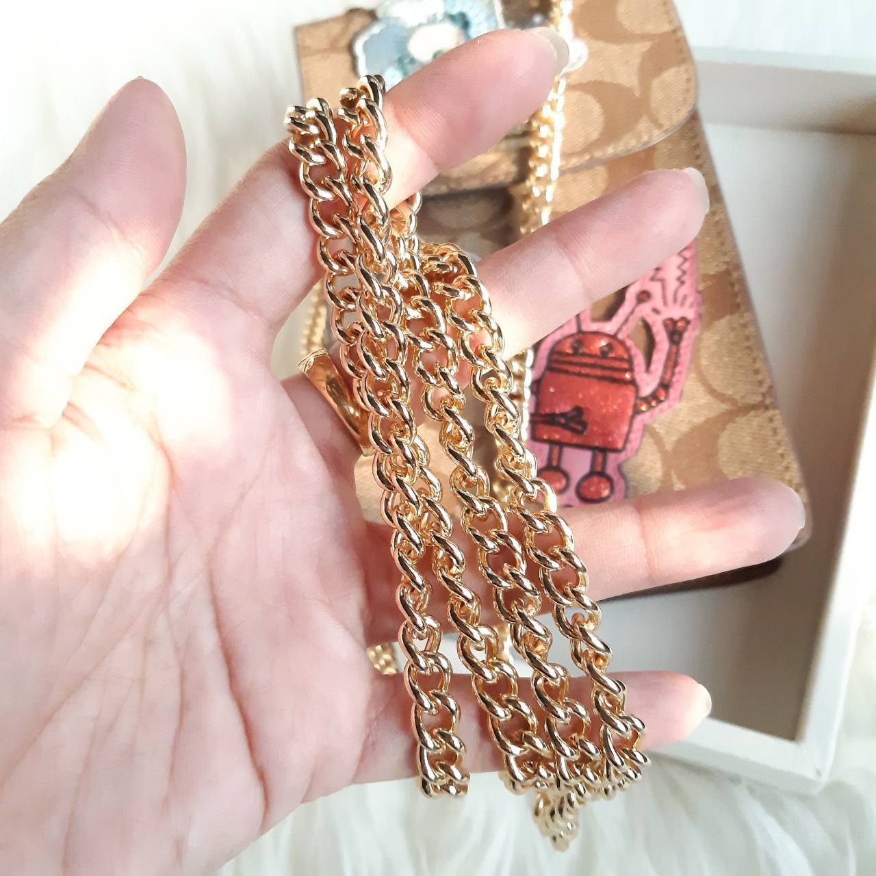 COACH PHONE CASE CROSSBODY BAG ((73486//76988//76357//39955//91046)) COACH NORTH/SOUTH CROSSBODY IN SIGNATURE CANVAS กระเป๋าใส่โทรศัพท์รุ่นนี้ มีความโดดเด่นทั้งดีไซน์และคุณสมบัติในการใช้งาน ด้วยลวดลายที่มีซิกเนเจอร์เป็นเอกลักษณ์แล้ว ด้านหลังยังมีช่องใส่กา