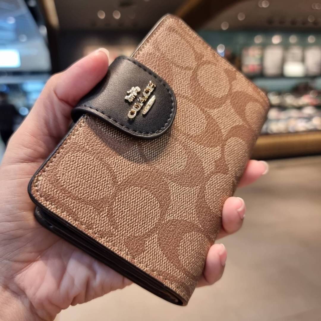COACH C0082 MEDIUM CORNER ZIP WALLET IN SIGNATURE CANVAS ดีไซน์ใหม่ล่าสุด!! กระเป๋าสตางค์ใบกลาง 👛 ขนาดกำลังเหมาะมือ วัสดุหนังแคนวาสเคลือบลาย ดูแลรักษาง่าย มีช่องใส่บัตรและธนบัตรครบ และช่องซิปแยกไว้ใส่เหรียญ ครบเซ็ทแบบนี้เหมาะส่งต่อเป็นของขวัญที่สุ