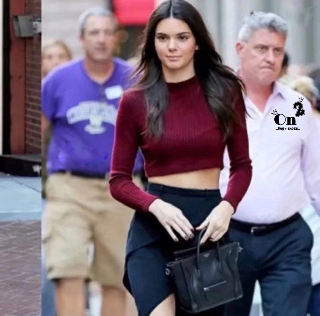 พร้อมส่งรุ่นยอดฮิต!! CELINE HANDLE BAG VIP / Celine Nano Luggage Bag กระเป๋าหนังแท้ ขนาดกำลังดี เปิดปิดด้วยซิปอะไหล่ทองมีที่จับหนัง ด้านในกว้าง มาพร้อมช่องซิปอีกช่อง เป็นอีกทรงที่ฮิตมานานข้ามปี มาพร้อมสายยาวสะพายแบบ CROSSBODYได้ หรือจะถือออกงานก็สวยหรูอีก