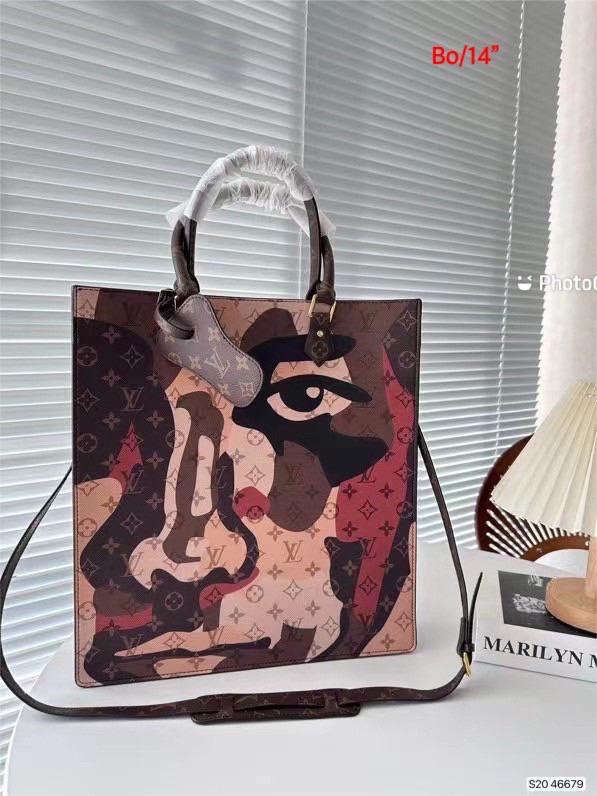 LV Sac Plat NV / LV Tote Bag พร้อมส่ง กระเป๋าสะพายมินิโท้ท ลิมิเต็ดลายใหม่ ฉีกทุกกฏเพราะใช้ได้แบบยูนิเซ็กส์ ใช้งานได้ง่ายด้วยหูจับ พร้อมสายสะพายยาวถอดออกได้