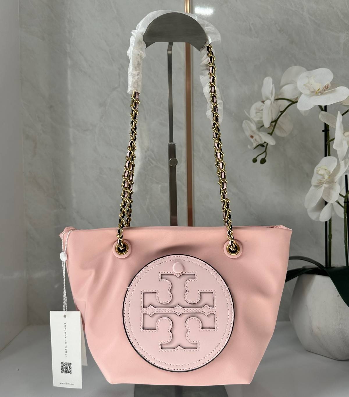 TORY BURCH Ella Chain Crossbody Nylon Bag กระเป๋าคล้องไหล่สายโซ่หรูหราโดดเด่นด้วยโลโก้หนังด้านหน้า สามารถปรับสะพายคอสบอดี้ สะพาลไหล่ได้