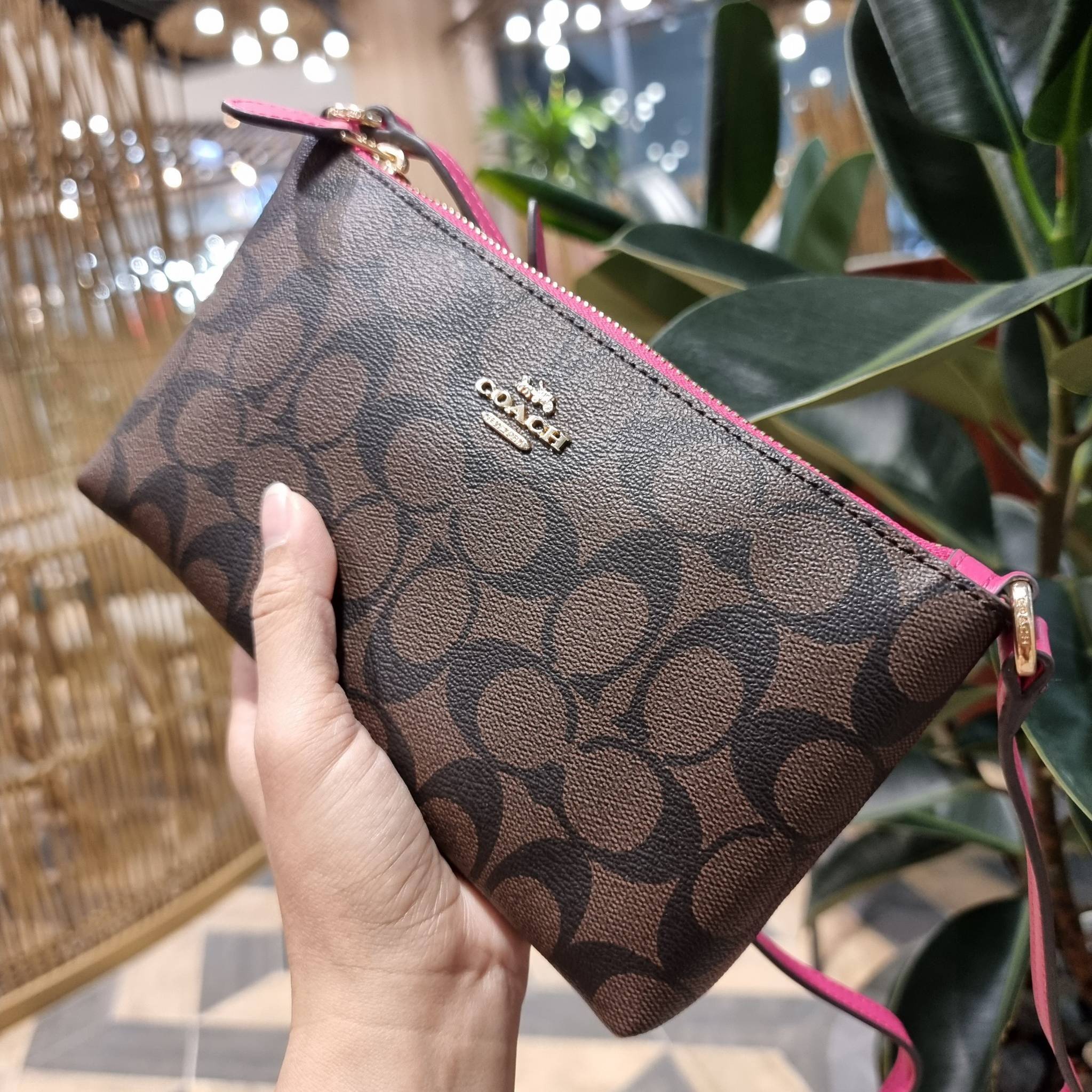 COACH C1653 ZIP TOP CROSSBODY SIGNATURE CANVAS คอลเลคชั่นใหม่ ปังและสวยไปอีกหนึ่ง สาวๆตามหาต้องไอเท็มนี้ กระเป๋าสะพายข้าง ใช้งานง่าย สายสะพายในตัว ปรับได้สบายๆ ดีไชน์รูปทรงออกมาคลาสสิค น่าใช้ วัสดุหนังแคนวาส เปิด-ปิดด้วยซิป ภายในเป็นช่องโล่ง มีช่องใส่บัตร