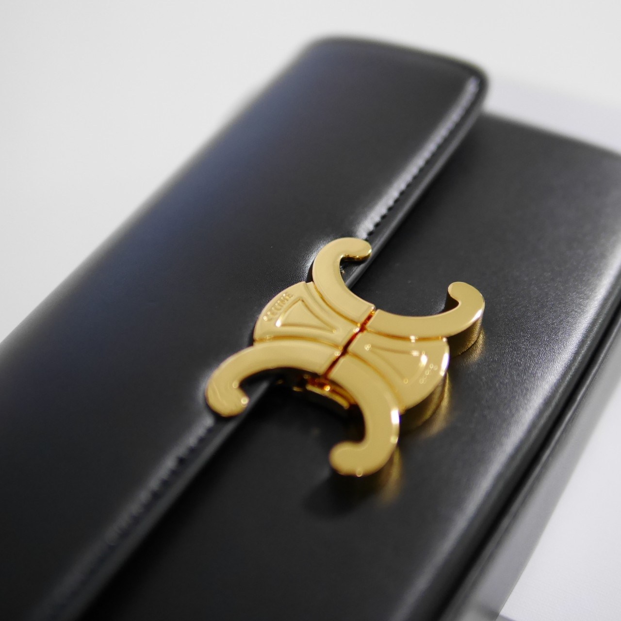 พร้อมส่งที่ไทยแล้วกับ CELINE TRIOMPHE SHOULDER BAG หนังทั้งใบลายสวยหรู ด้านในเปิดด้วยด้วยที่บีบโลโก้อะไหล่ทอง จุของได้กำลังดี ใส่โทรศัพท์ กระเป๋าสตางค์ใบสั้น ของจุกจิกได้ เหมาะกับสาวๆในวัน