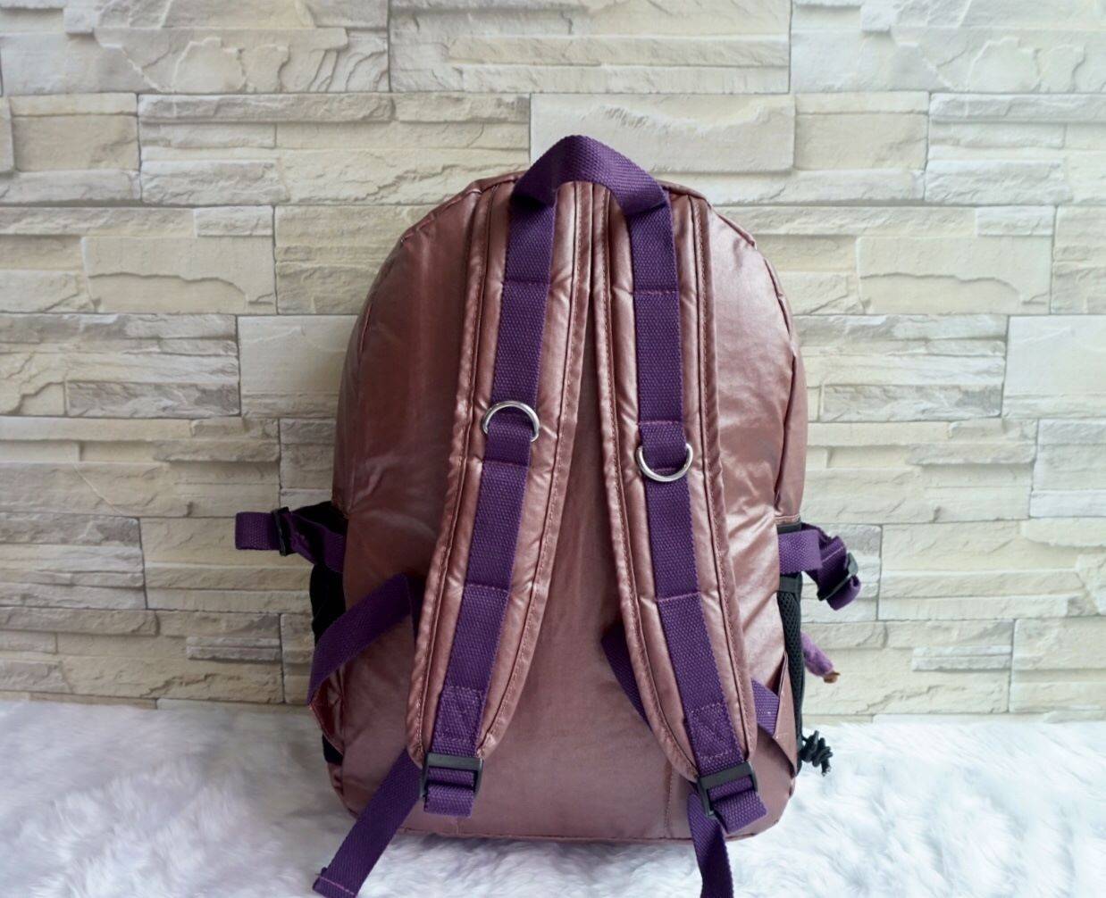 KIPLING BACKPACK K502 กระเป๋าเป้สะพายใบใหญ่ จุของได้เยอะมากๆ วัสดุ nylon + polyestor% กันน้ำ ด้านหน้ามี ช่องใส่ของจุกจิก ช่องซ้ายขวา ช่องหลักเปิดปิดด้วยซิป ภายในแบ่งเป็นสัดส่วย มีช่องแยกใส่ Laptop ใบขี้ขะได้เยอะ จะใช้ไปเรียน ไปนิมหรือท่องเที่ยวก็ตอยโจทย์ค