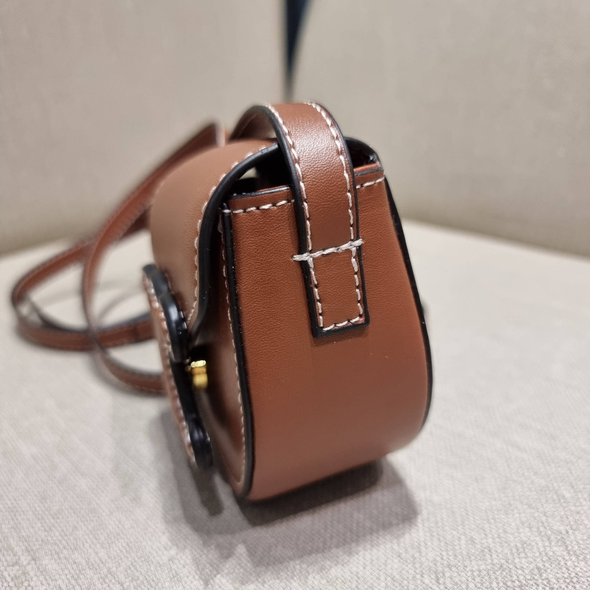 CELINE BESACE CUIR TRIOMPHE MINI BAG รุ่นที่หนุ่มๆสาวๆต่าวก็ถามหา!! เดอะเบสท์เซลเลอร์ กระเป๋าสะพายมินิไซส์ เล็กแต่ปังมาก!! ดีเทลเรียบแต่หรู วัสดุหนังแท้ สีคลาสสิค เปิด-ปิดด้วยกระดุมแน่นหนา ภายในเป็นช่องโล่ง สายสะพายในตัวปรับได้ตามชอบ ใบนี้สามารถใส่บัตร ใส