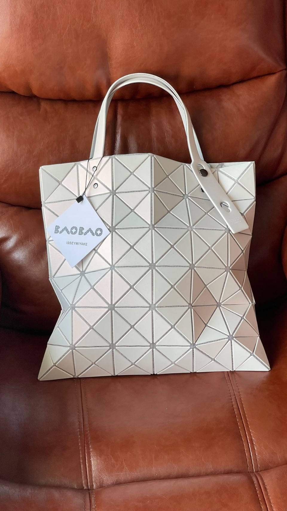 ORIGINAL 🌸 BAO BAO ISSEY MIYAKE LUCENT 6X6 matte tote bag เป็นซีรีส์ที่โดดเด่นด้วยโทนสีสว่าง โดดเด่นด้วยลักษณะต่างๆ เช่น ตาข่ายสว่างที่มองเห็นได้ผ่านช่องว่างระหว่างชิ้นสามเหลี่ยม