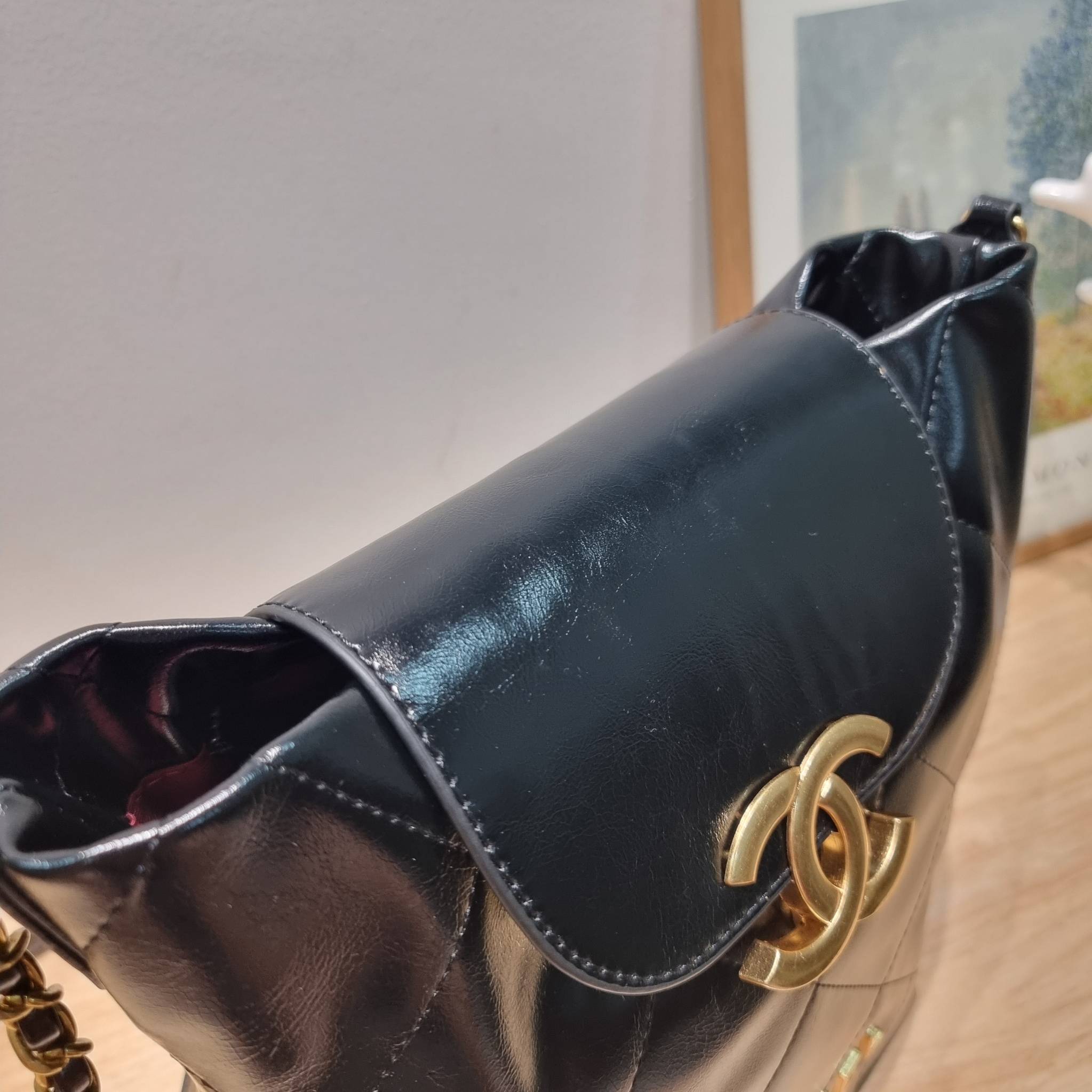 Chanel crossbody tote bag ไอเท็มเอ็กซ์คลูซีพ กระเป๋าสะพายรูปทรงโท้ทสะดวกใช้ มีฝาปิดกระดุมแม่เหล็กให้ในตัว และยังมีใบลูกอีกด้วย โดดเด่นด้วยโลโก้เอกลักษณ์สีทองหรู