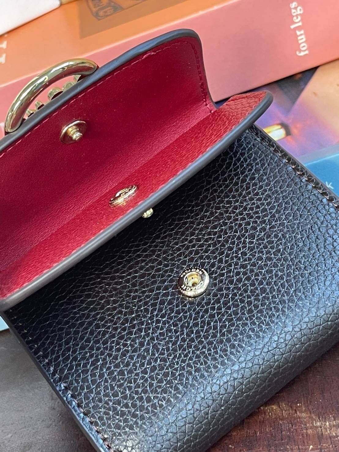 OUTLET 】COACH JADE SMALL DOUBLE FLAP WALLET IN COLORBLOCK (COACH F88002) หากใครต้องการกระเป๋าสตางค์ใบสั้นสำหรับวันที่ต้องการใช้กระเป๋าสะพายใบเล็ก หรือวันที่ไม่พกกระเป๋าสะพาย เราขอแนะนำใบนี้เลยค่ะ โดยใบนี้เป็นกระเป๋าสตางค์แบบพับสามทบ ปิดแบบกระดุม2ชั้น มีช่