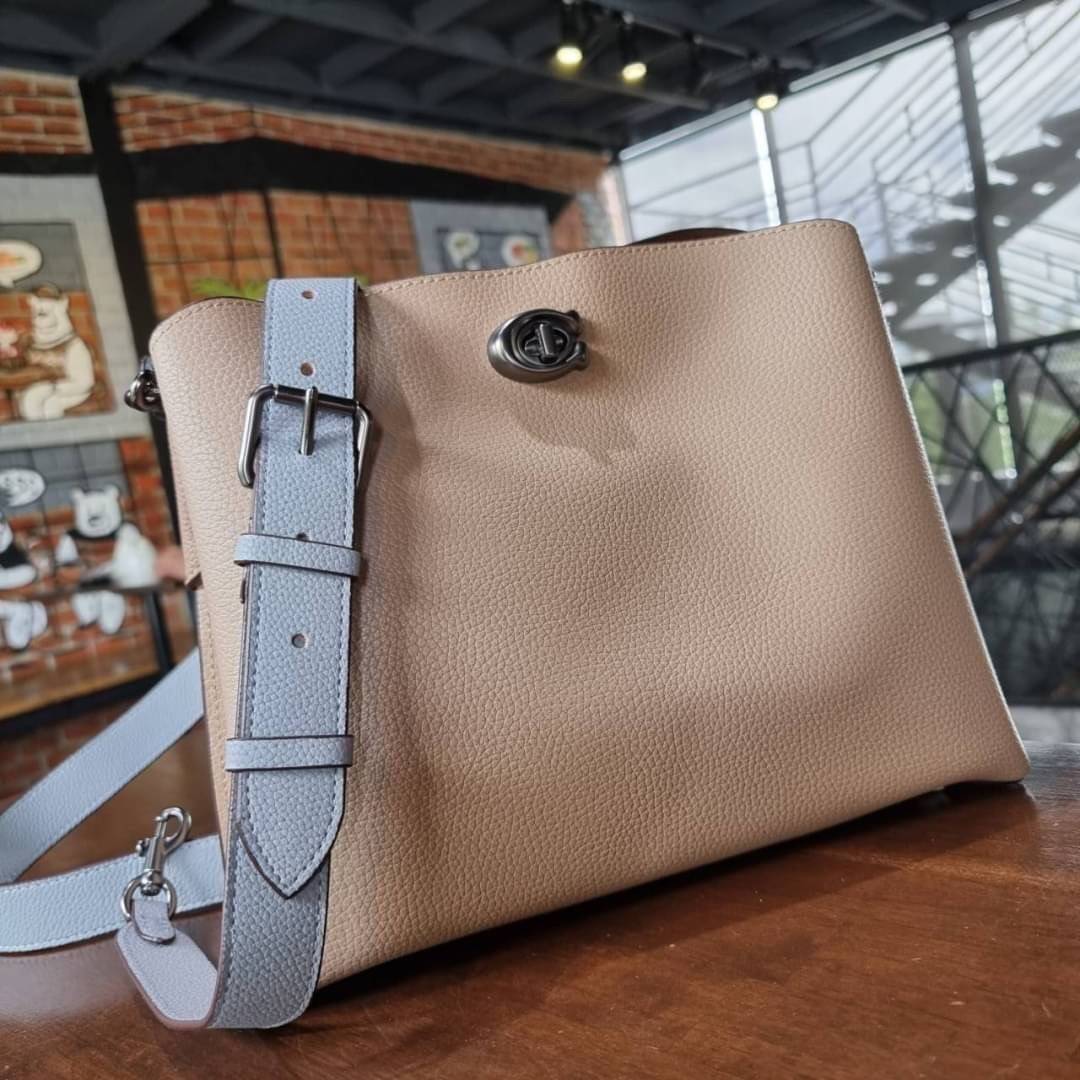 COACH WILLOW SHOULDER BAG ((C2745//C2590//C2621)) พร้อมส่งที่ไทย รุ่นแนะนำค่ะ🔥🔥 🔺กระเป๋าหิ้ว//คล้องไหล่//สะพายข้าง สุดคุ้ม! หนังแท้ชั้นดี ได้ไปหลงรักแน่นอนค่ะ หนังสวยมากๆ😘 🔺ตัวกระเป๋าแบ่งเป็นสองช่องหลัก ด้านนึงเป็นแ