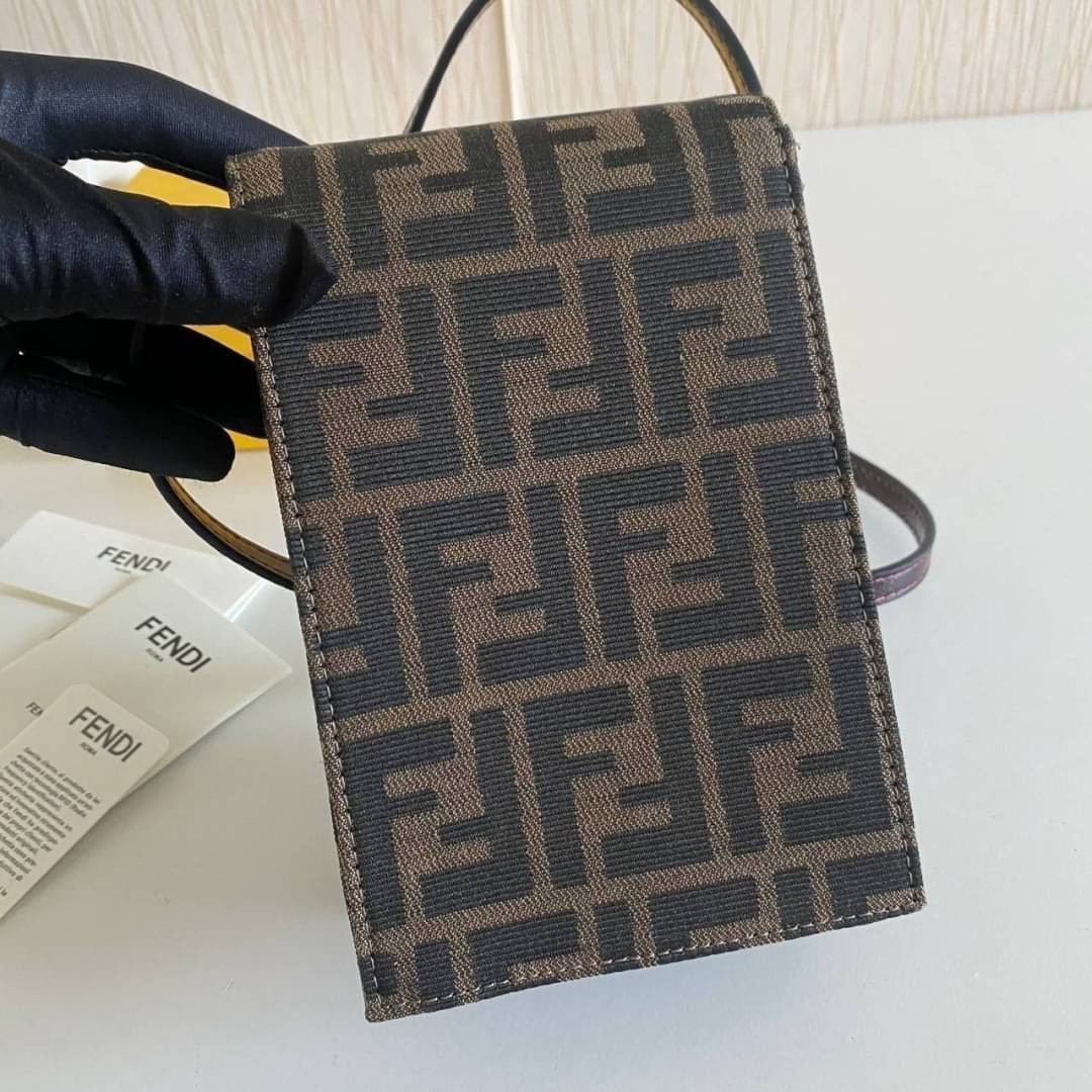 FENDI Phone crossbody bag พร้อมส่งกับกระเป๋าสะพายข้างขนาดมินิขนาดกำลังดี ใส่ของจุกจิกได้เยอะ ใส่iPhone pro max ได้สบาย มาพร้อมสาย สะพายข้างถอดได้ งานจริงสวยมากไม่ผิดหวังค่ะ