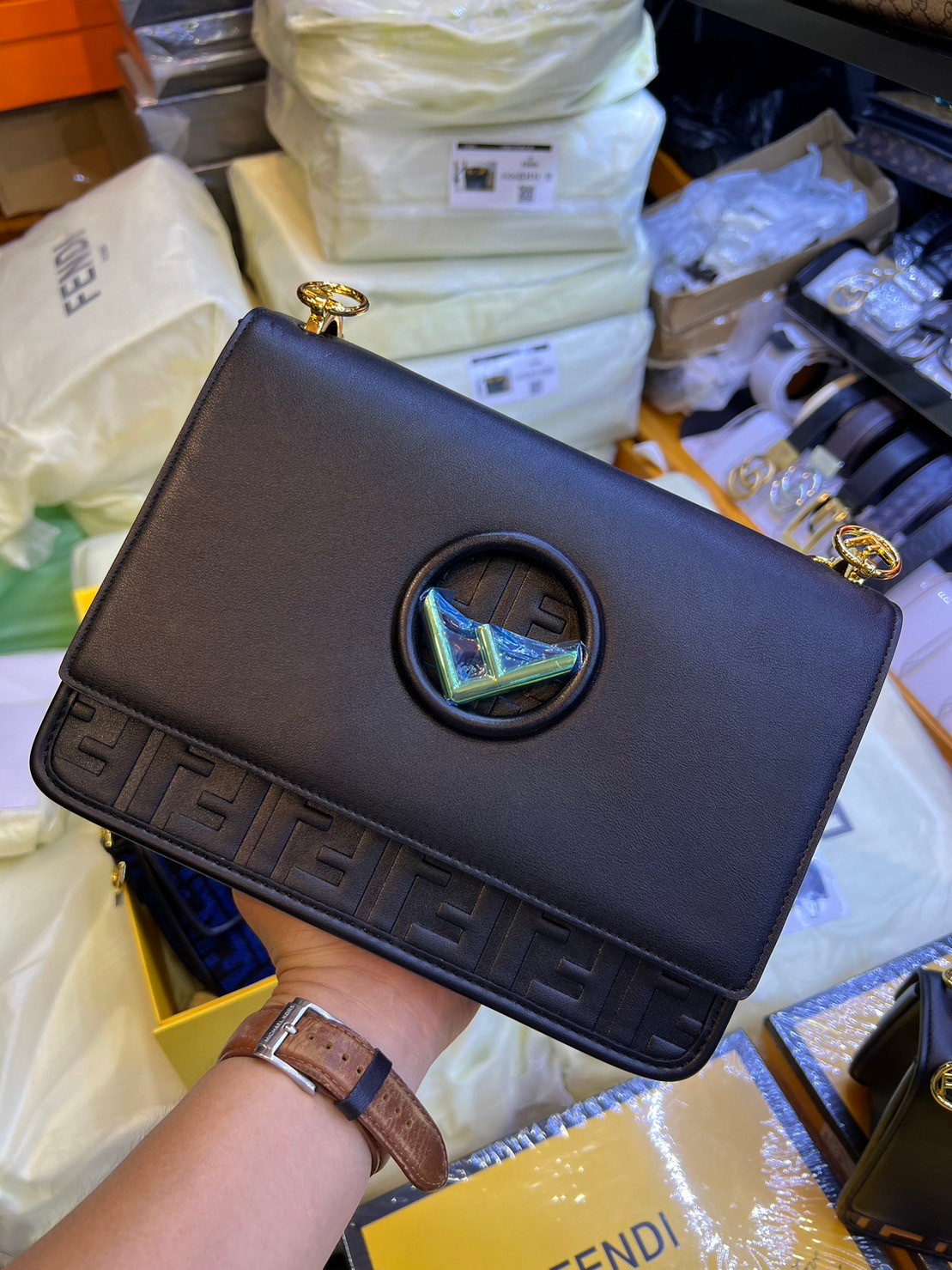 FENDI KAN leather bag เกรดออริจินอล ด้วยสีและลวดลายคลาสสิกตามแบบแบรนด์ เข้าได้กับสาวๆ ทุกสไตล์ บ่งบอกความเป็น FF ได้อย่างสมบูรณ์แบบ โทนสีแมตช์กับเสื้อผ้าได้ง่าย เสริมลุคสาวมั่นก็ลงตัว หรือเปลี่ยนมาติดสายสะพายยาวเพื่อสะพายคาดลำตัวก็ได้ความชิลและคล่องตัวไปอ