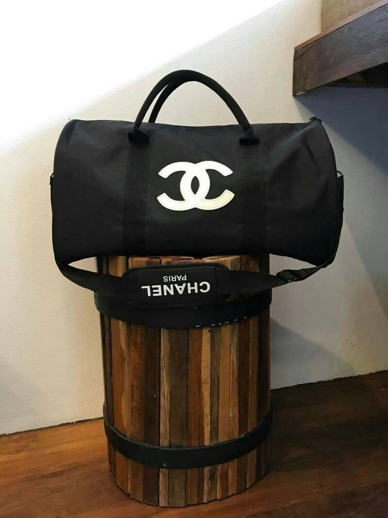 CHANEL Travel Bag กระเป๋าเดินทาง รุ่นสุดฮิตในหมู่ดาราเซเลปค่ะ วัสดุ NYLON เนื้อหนาสีดำด้านหน้ามีโลโก้ CC สีขาว ใบใหญ่จุใจสามารถใส่เสื้อผ้ารองเท้าของใช้ได้เยอะ น้ำหนักเบา กันนำ้ดูแลรักษาทำความสะอาดง่าย