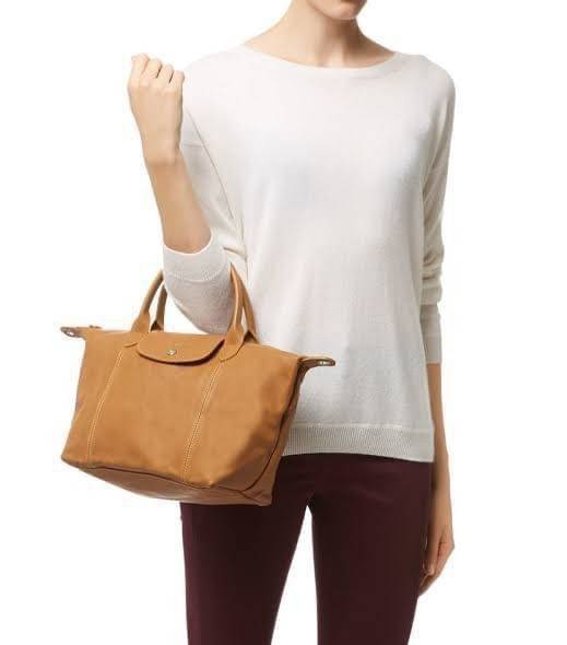 Longchamp Le Pliage Cuir Top handle bag S เรียกว่าเป็นกระเป๋าอีกหนึ่งรุ่นที่ไม่ว่ายังไงก็ฮอตฮิตและติดเทรนด์ตลอดไม่เคยเปลี่ยนกับ ทรง Le Pliage Cuir หนึ่งในตระกูลกระเป๋าสุดไอคอนิกจากแบรนด์