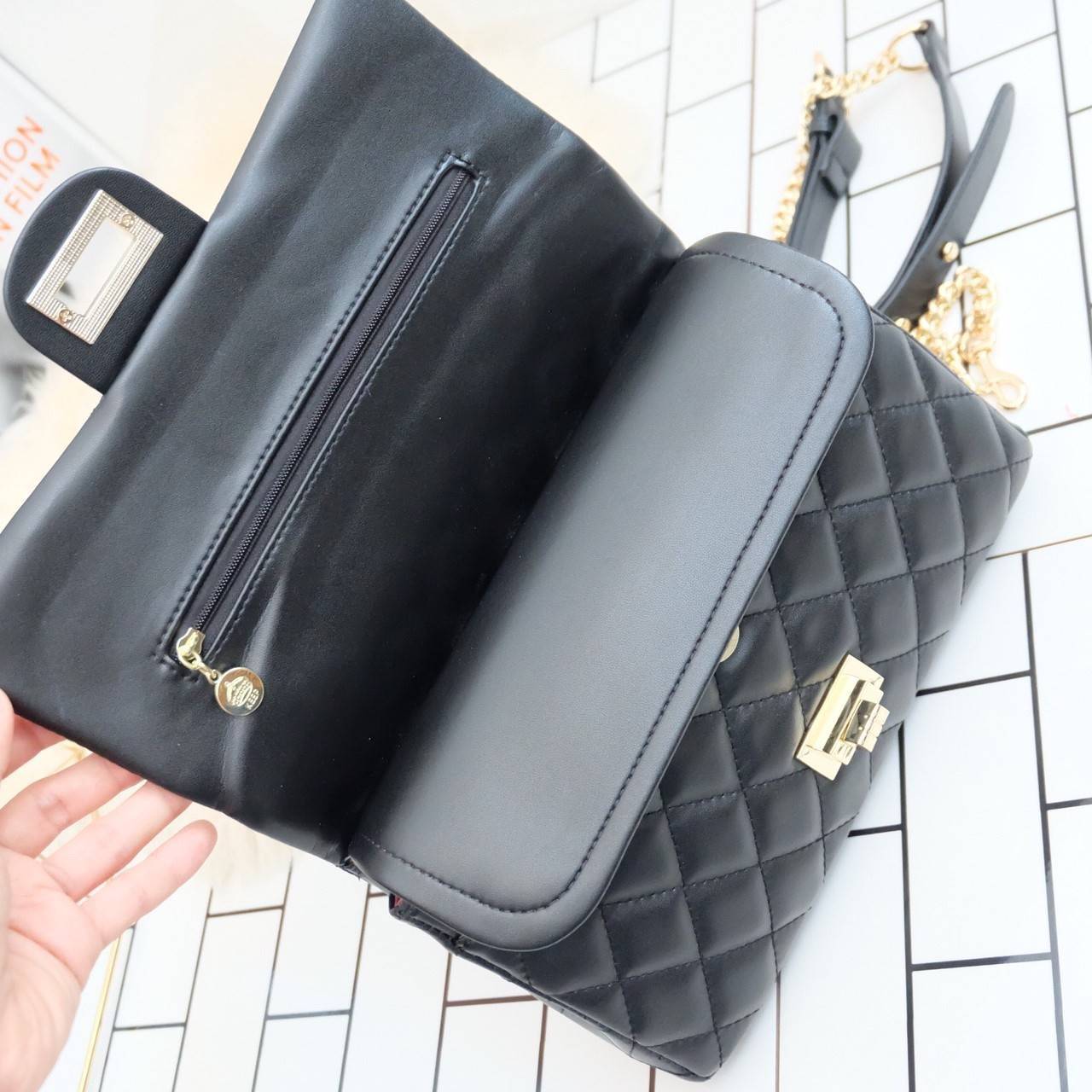 รุ่นขายดี คอลเลคชั่นใหม่ อะไหล่สี LightlyGold สวยมาก KEEP รุ่น Coco chain handbag ✨กระเป๋าทรงหรูวัสดุทำจากหนังตัวใหม่ ไมโครไฟเบอร์ สวย ทน หนัง นิ่ม ฟู ตึง สวยอยู่ทรงตามแบบฉบับของแบรนด์ รุ่นใหม่ตัวนี้ปักลายตารางสวยหรู การเย็บประณีตทุกตาราง