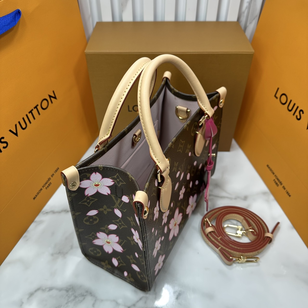 ORI หนังแท้ | คอลใหม่ดอกไม้แสนหวาน LV x TM Cherry Blossom bag กระเป๋าสะพายดีไซน์คลาสสิครุ่นสุดปัง ปรับลุคให้มีชีวิตชีวาด้วยลายดอกไม้เชอรี่บลอสซั่ม คอลใหม่สุดเอ็กซ์คลูซีฟ