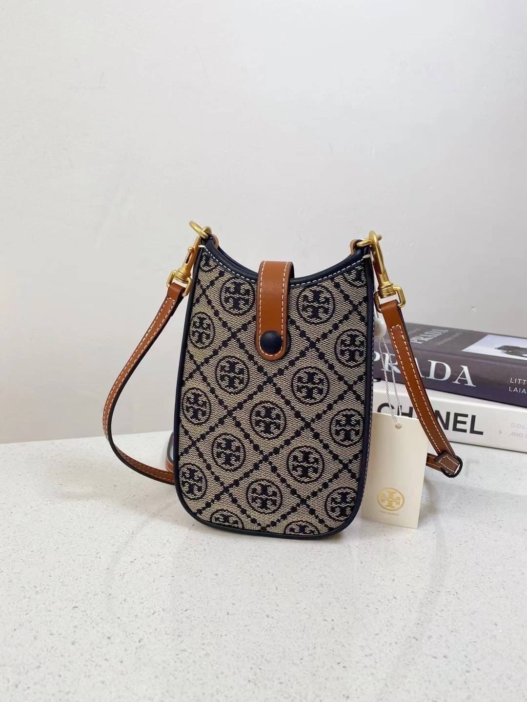 Tory Burch T Monogram Phone Crossbody / Tory Phone Bag พร้อมส่ง กระเป๋าใส่โทรศัพท์ สวยคม ด้านหลังมีช่องใส่บัตร