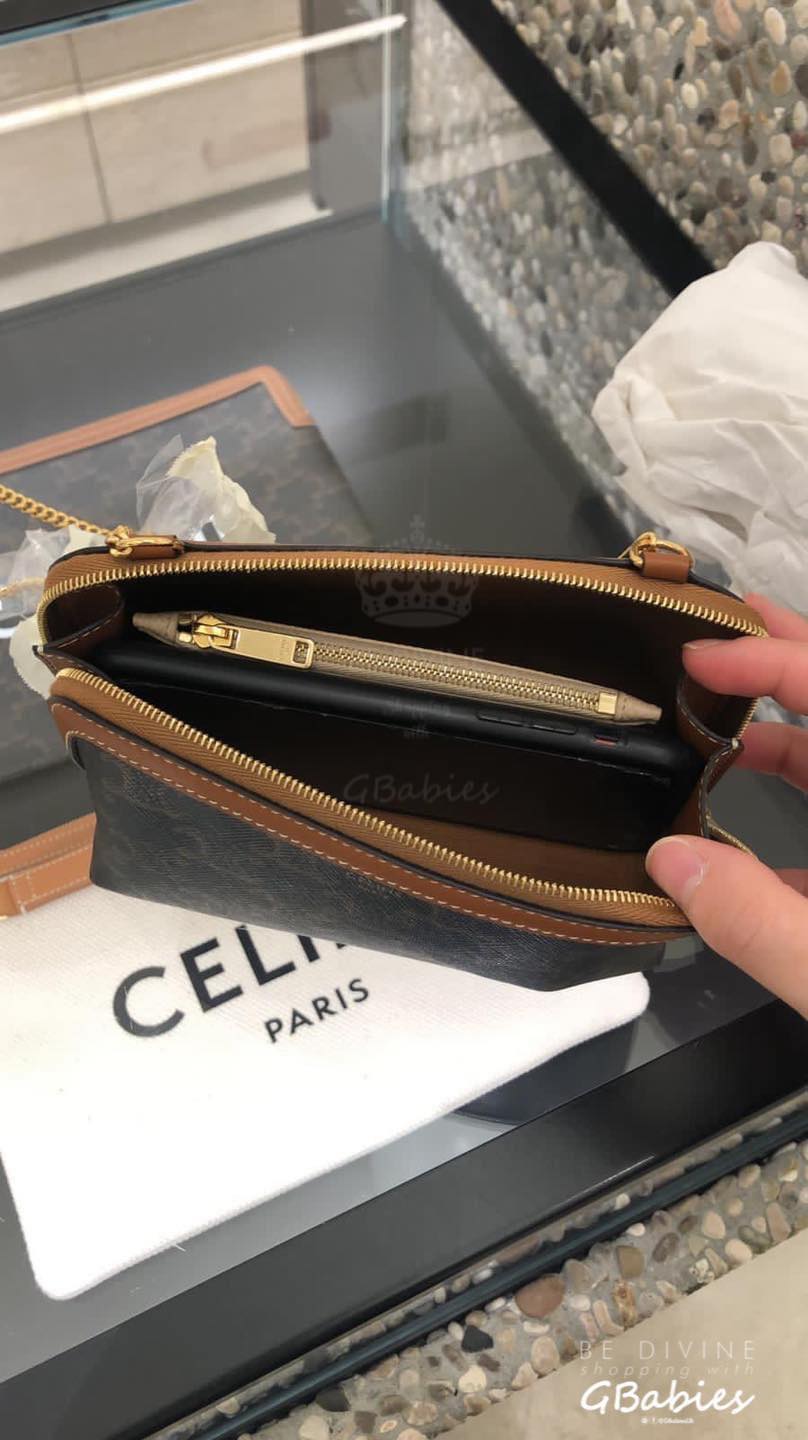 VIP 】หนังแท้ CELINE CLUTCH WITH CHAIN IN TRIOMPHE CANVAS AND LAMBSKIN WHITE/TAN กระเป๋าคลัทช์ดีไซน์เรียบหรูออกแบบมาได้อย่างลงตัว พร้อมสายสะพายโซ่ทองสุดหรู ด้วยรูปทรงที่สวยงามและทันสมัย สามารถใส่กระเป๋าสตางค์ใบสั้นหรือเครื่องสำอางค์ได้ตามขนาดกระเป๋า ในเรื่