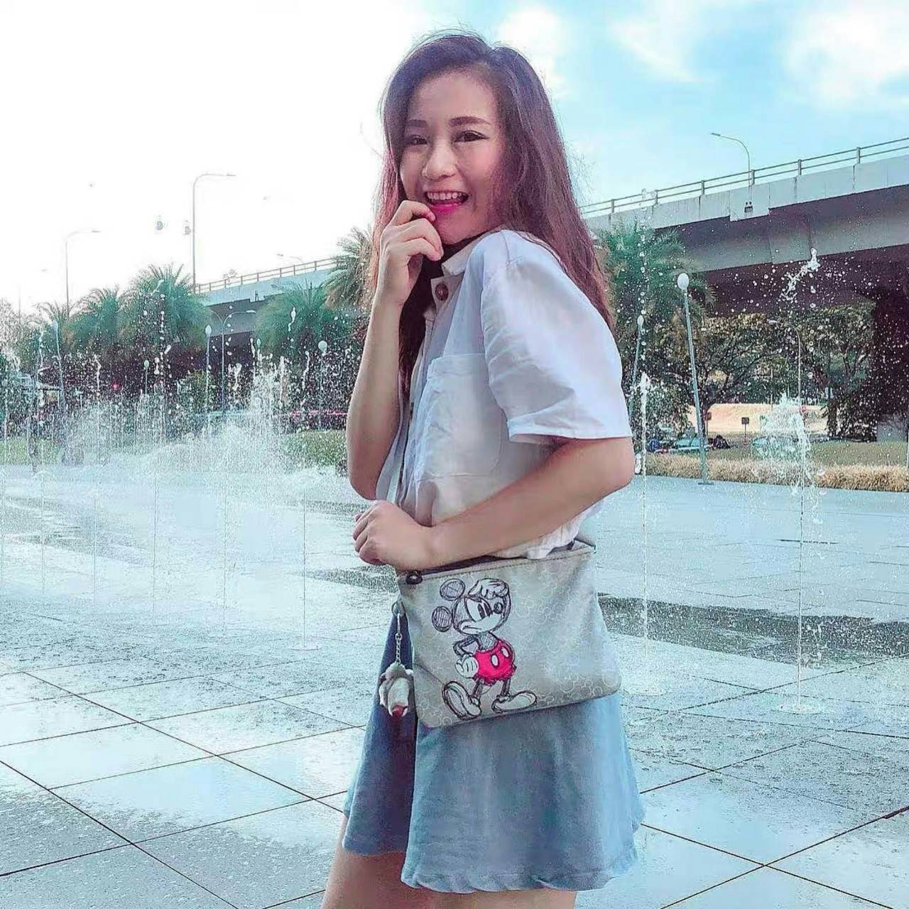 Kipling MAY Small 2-in-1 Pouch and Crossbody กระเป๋าสะพายหรือคาดเอว ขนาดมินิรุ่น Limited ทรงน่ารัก น้ำหนักเบา ใช้ได้ทั้งสองด้าน ด้านหน้ามีสกรีน mickey mouse ด้านหลังประดับโลโก้ มาพร้อมพวงกุญแจแบรนด์ เปิดปิดด้วยซิปสะดวกใช้ หัวซิปแบรนด์ มีหนึ่งช่องซิป และสา