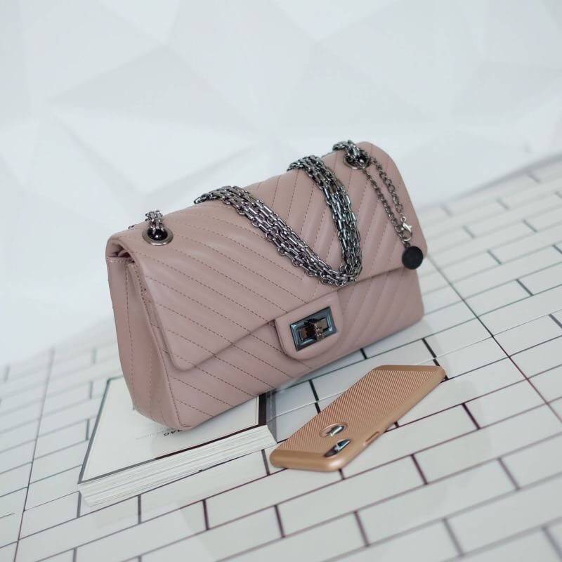 KEEP shoulder chevron chain handbag ( อะไหล่ รมควันดำ ) สวย หรู มากๆ เลยน๊า กระเป๋าอยู่ทรง ใครชอบส่งวันนี้ห้ามพลาดเลยนะคะ สายโซ่สะพายสบายคะ สายปรับ สั้น ยาวได้คะ ภายในสีแดง มีช่องใส่ของจิกจิงหลายช่องแบ่งเก็บของเป็นสัดส่วนมากๆคะ *ใบจริงสวยมาก เข้ากับชุดได้
