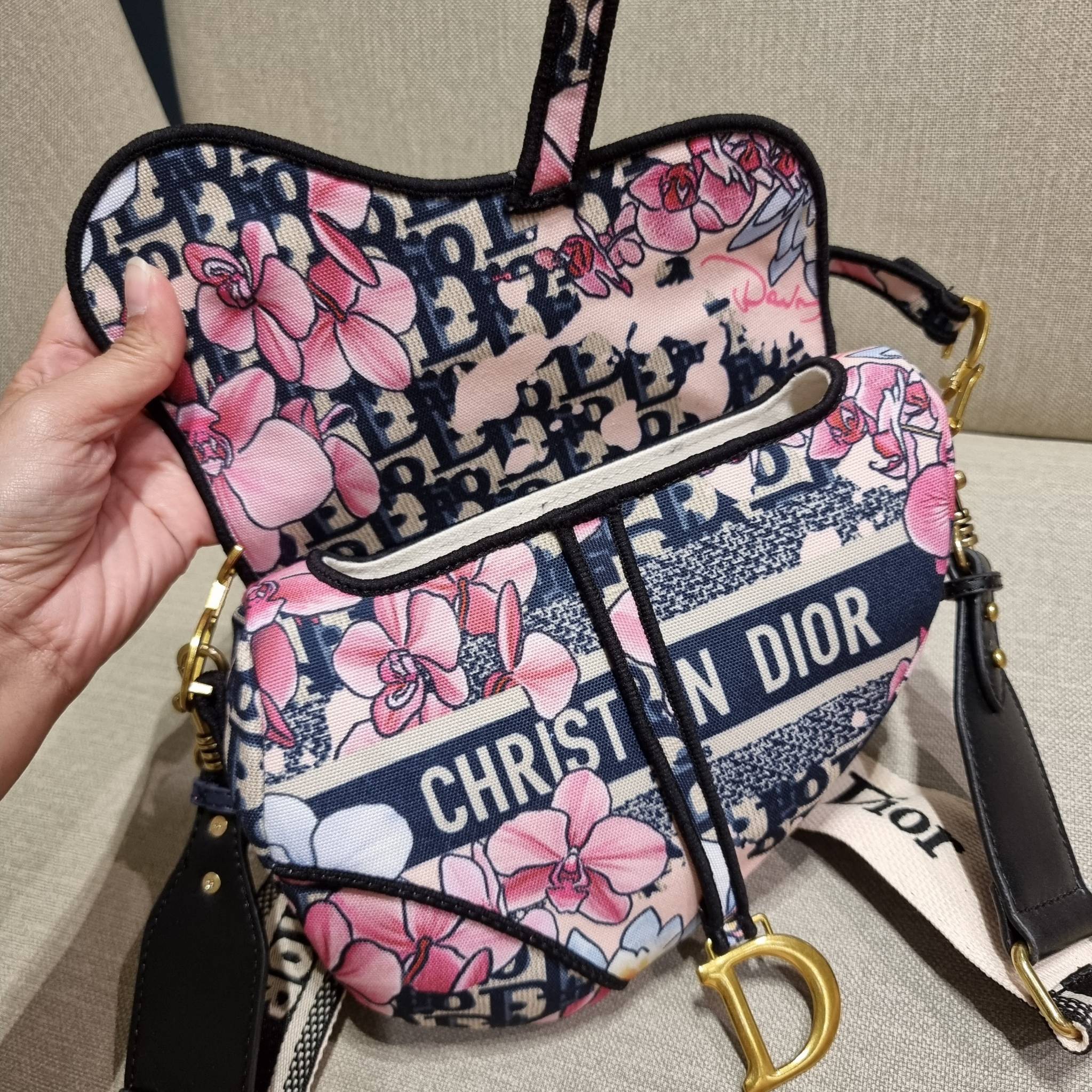 VIP CD OBLIQUE SADDLE BAG / DIOR SADDLE กระเป๋าสะพายข้าง ทรงสวยไม่ซ้ำใคร กิมมิคในตัว ดูแพง ไซส์ใหญ่ ดีไซน์ย้อนยุค เป็นเอกลักษณ์สวยทุกแบบ เปิด-ปิดด้วยกระดุมแม่เหล็กซ่อน ใช้งานง่ายมากๆ ภายในเป็นช่องโล่ง มีช่องซิป ใบสีดำเป็นหนังแท้ ใบลายเป็นผ้าแคนวาส ดูดี ดู