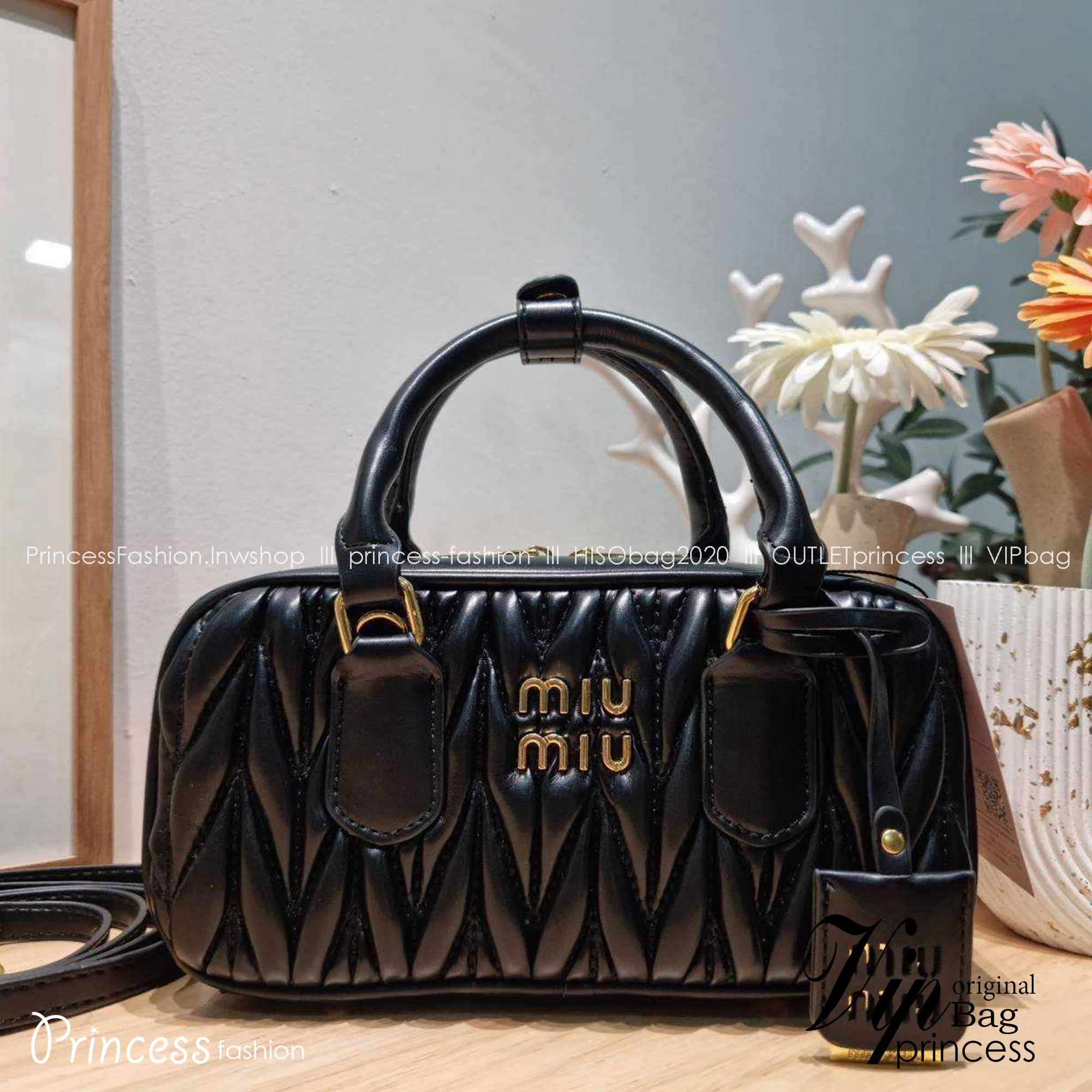 MIU MIU ARCADIE METELASSE LEATHER BAG กระเป๋าถือ/สะพายสุดชิค ที่ไม่มีตอนนี้คือพลาด ดีไซน์เพิ่มดีเทล ด้วยการเดินด้ายเป็นเอกลักษณ์ สวยดูแพง หูจับในตัวง่ายและสะดวกพกพา