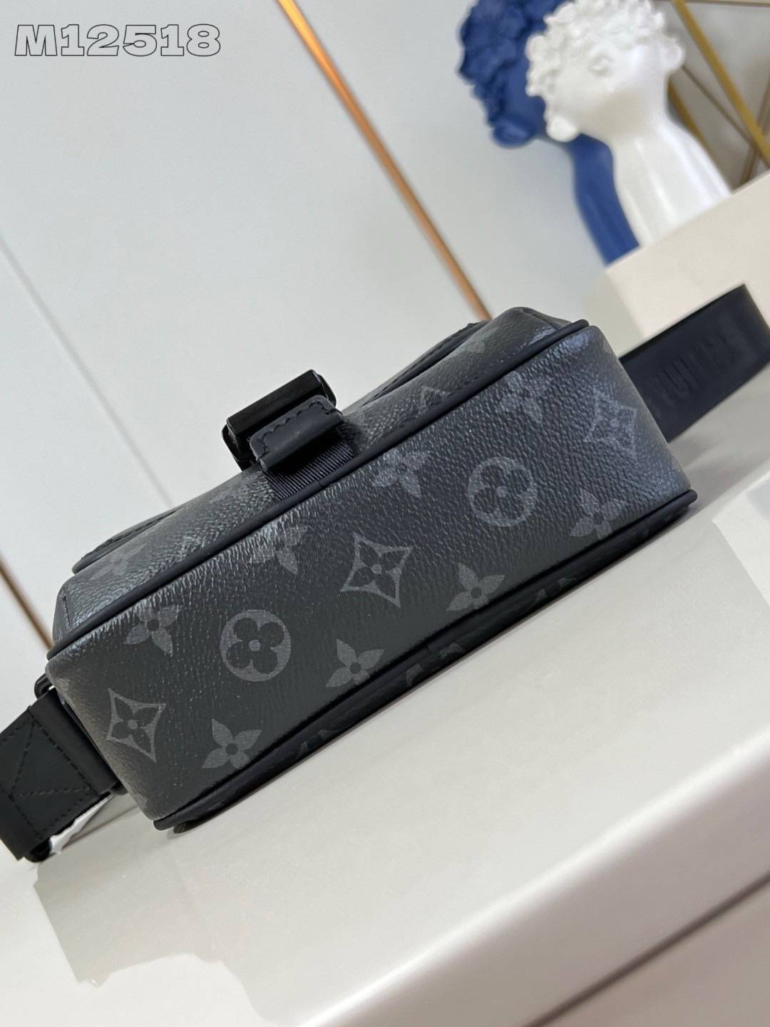 สลับแท้ LV Getaway Messenger Monogram Eclipse Bag กระเป๋าแมสเซนเจอร์ แคนวาสขนาดกะทัดรัดสมบูรณ์แบบสำหรับสุภาพบุรุษ กระเป๋าสะพายเฉียงผสานดีไซน์มีระดับเข้ากับความสะดวกสบายอย่างลงตัว