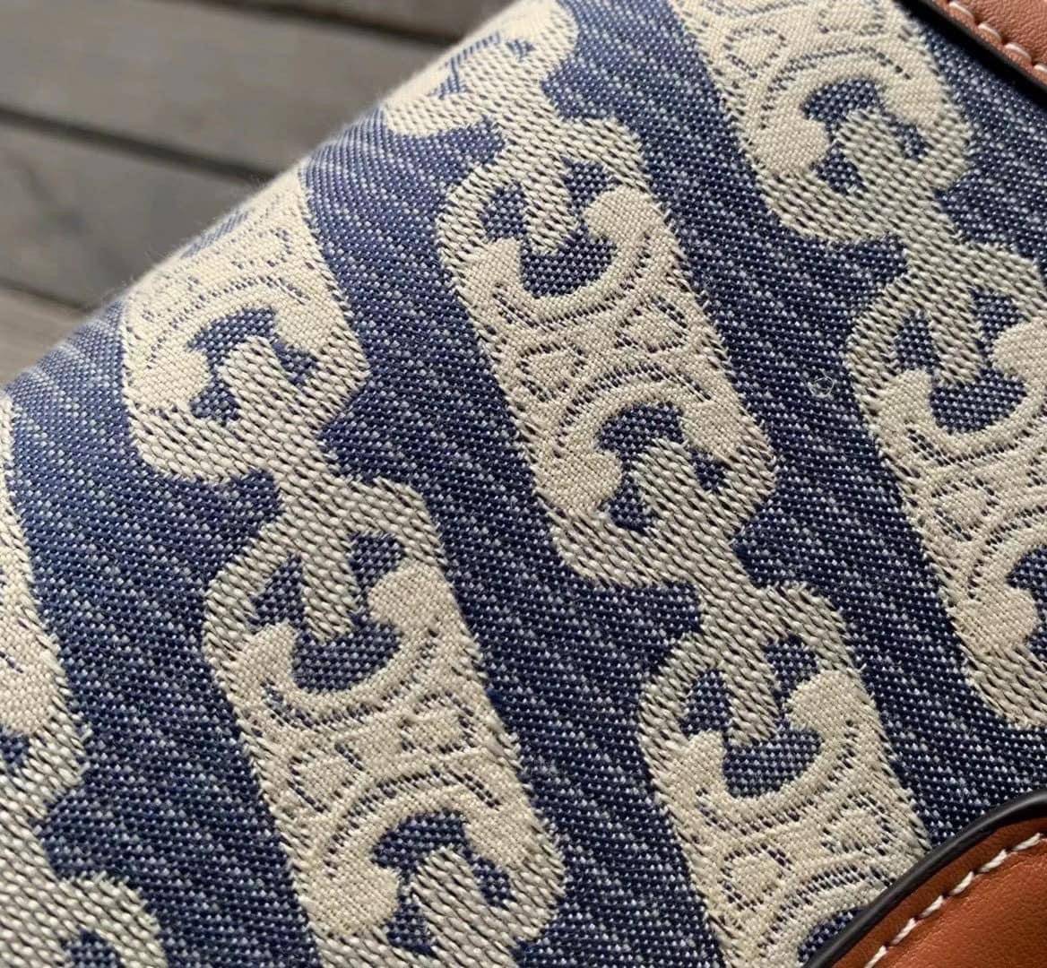 VIP 】หนังแท้ CELINE CROSSBODY BAG CELINE CRECY IN MAILLOM TRIOMPHE JACQUARD AND CAFTSKIN BAG กระเป๋าสะพายทรงสวยหรูอยู่ทรงเปิดปิดด้วยฝาปิดกระดุมโลโก้แบรนด์ ภายในโล่ง ขนาดกะทัดรัด น่ารัก สายสะพายหนังยาวปรับระดับได้จะสะพายไหล่หรือ CROSSBODY ก็ดูดี ตัวจริงสวย