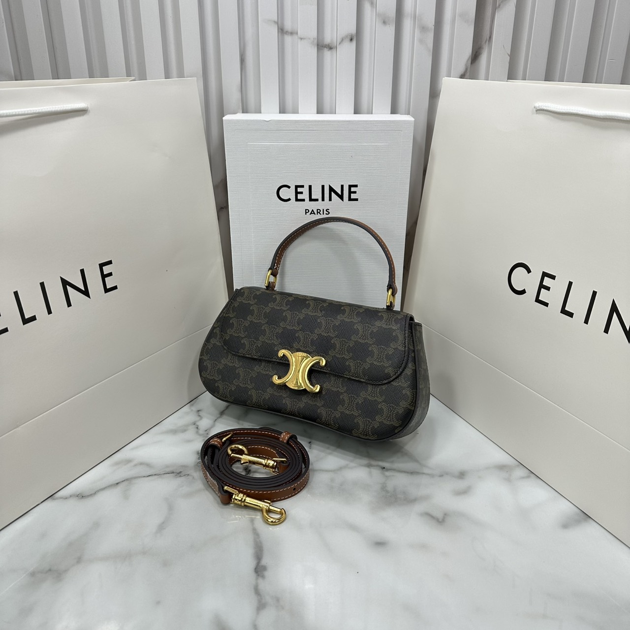 ORI หนังแท้ | CELINE TEEN CELINE LOLA IN shiny calfskin กระเป๋าสะพายทรงคลัช หนังเรียบผิวสัมผัสนุ่มลื่น คอลเลคชั่น Essentials เหนือกาลเวลาสำหรับผู้หญิงและผู้ชาย