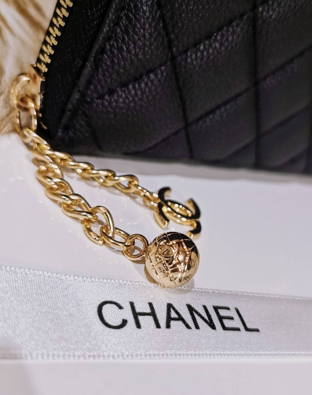 พรีเมี่ยมกิ๊ฟแท้ 100% 】Chanel Beaute Wallet Complimentary VIP Gift With Purchase (GWP) กระเป๋าสตางค์พรีเมี่ยมกิ๊ฟ จาก Chanel Cosmetic Counter Duty free วัสดุหนังคาเวียร์สวยหรูเปิดปิดด้วยซิปสะดวกใช้ ด้านหน้าประดับโลโก้แบรนด์อะไหล่ทอง